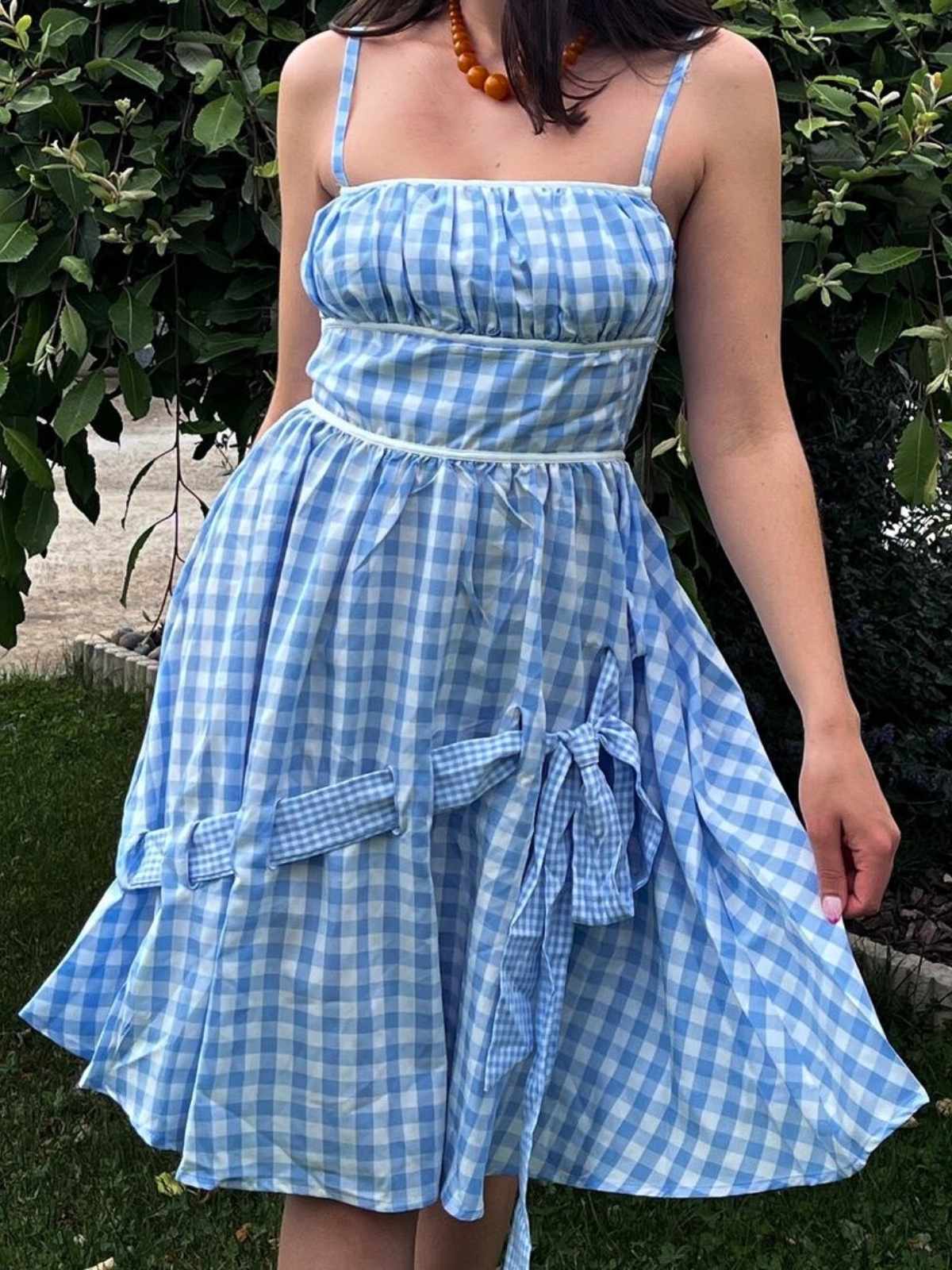 Robe bleue à bretelles spaghetti et nœud à carreaux des années 50 - Image 2