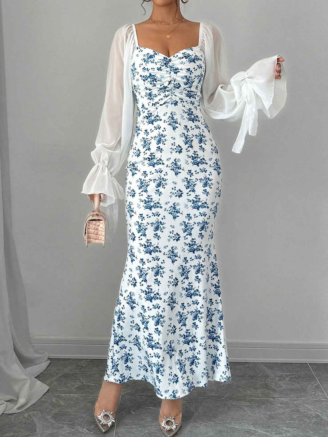 Robe bleue à petites fleurs en mousseline de soie des années 1930