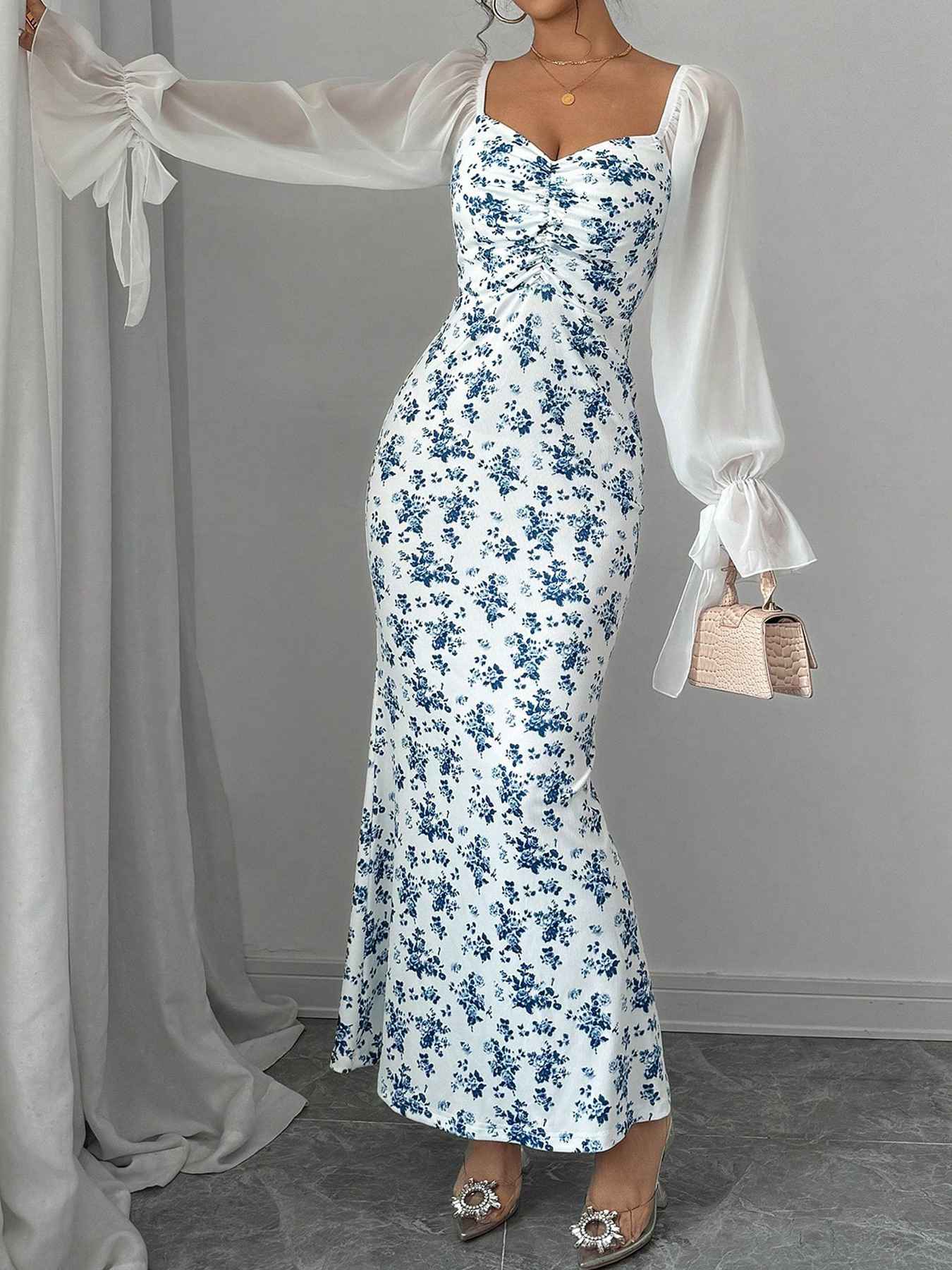 Robe bleue à petites fleurs en mousseline de soie des années 1930 - Image 4