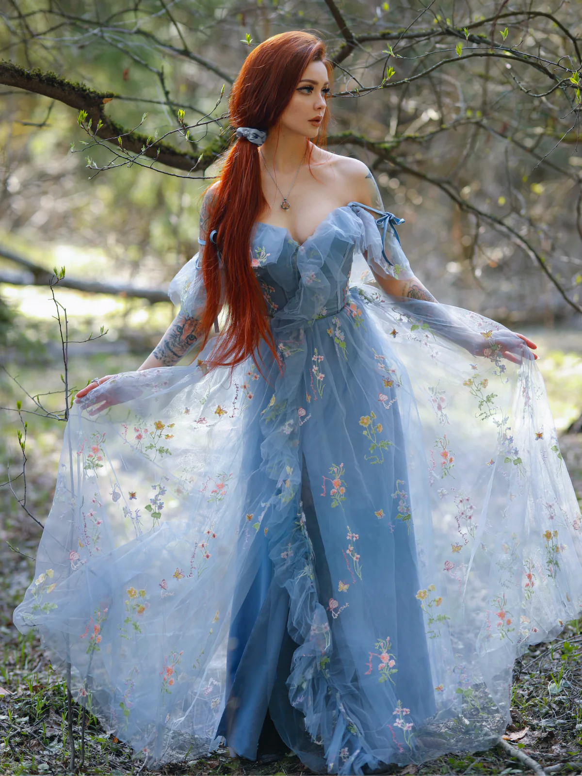 Robe Bleue fendue en tulle fleurs années 1970 - Image 2