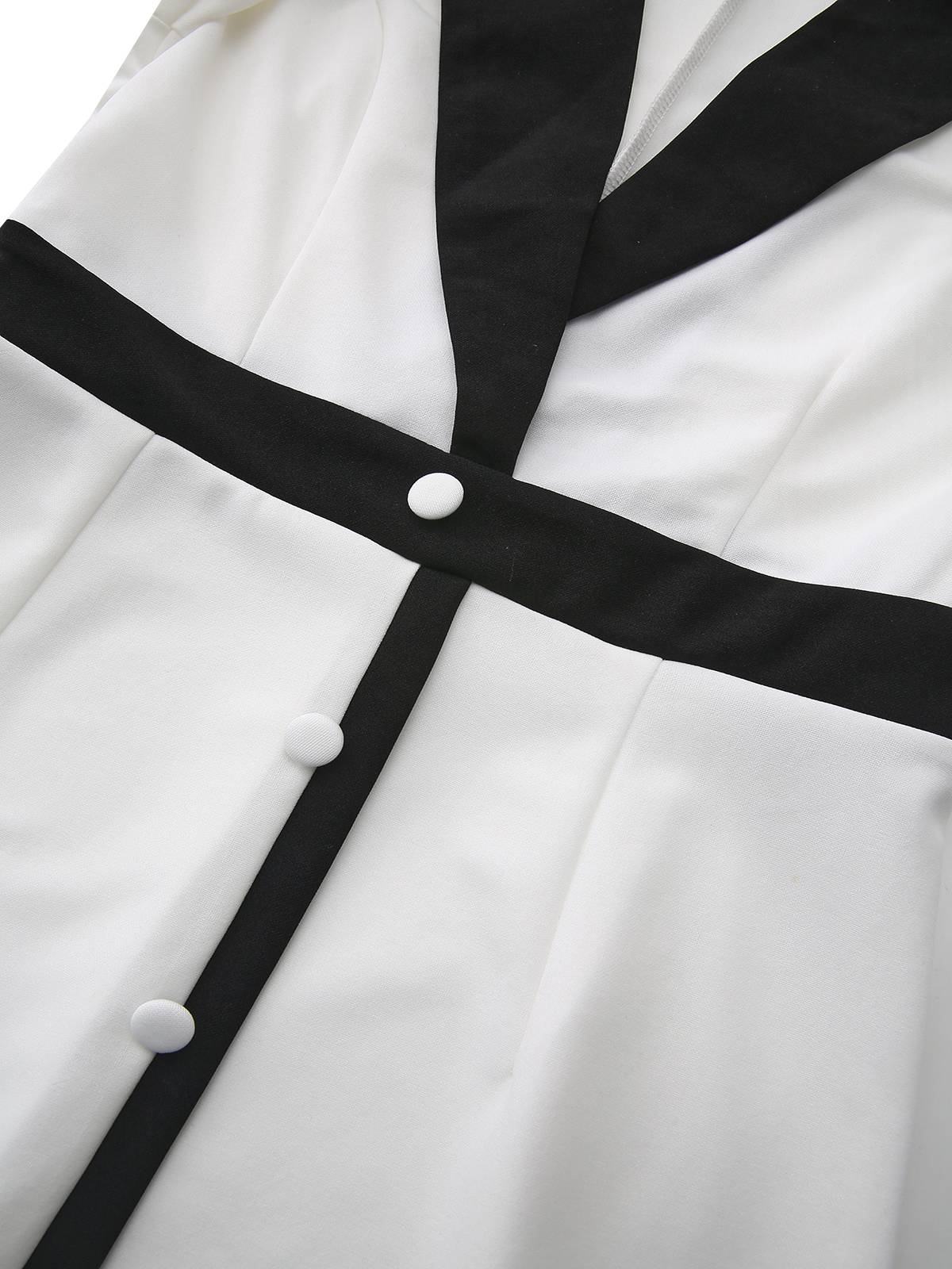 Robe boutonnée à col en V profond blanche et noire années 1940 - Image 4