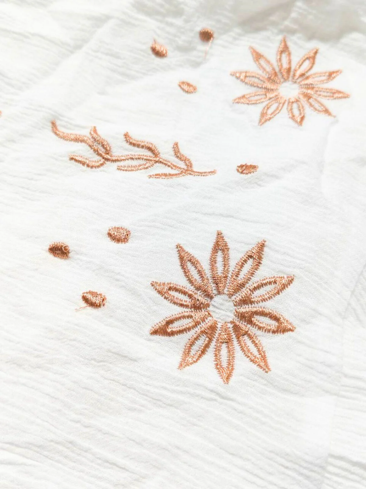 Robe broderie fleur texturée à col en V profond années 1930 - Image 8