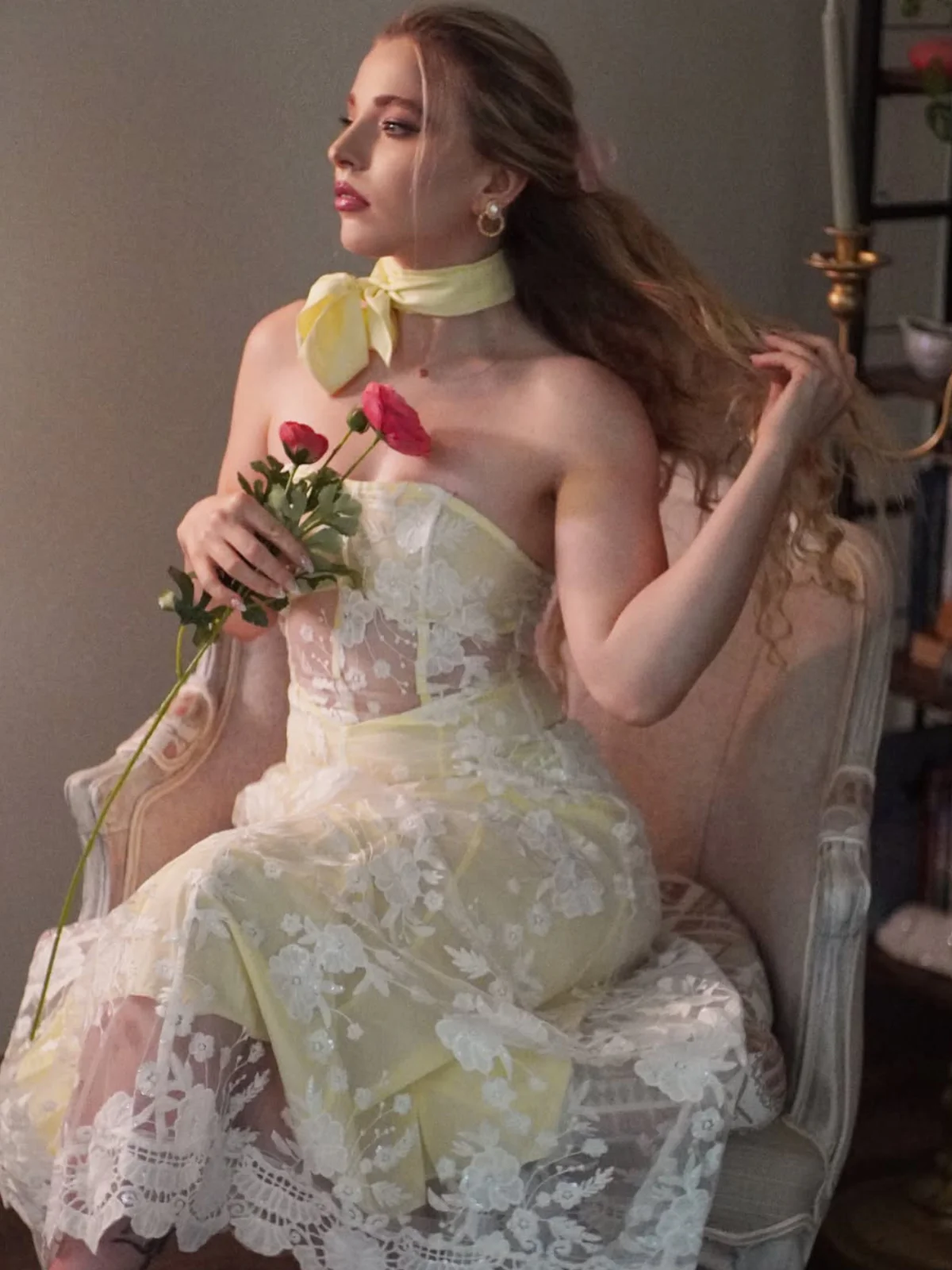 Robe bustier transparente dentelle brodée fleurs jaunes années 1950 - Image 2