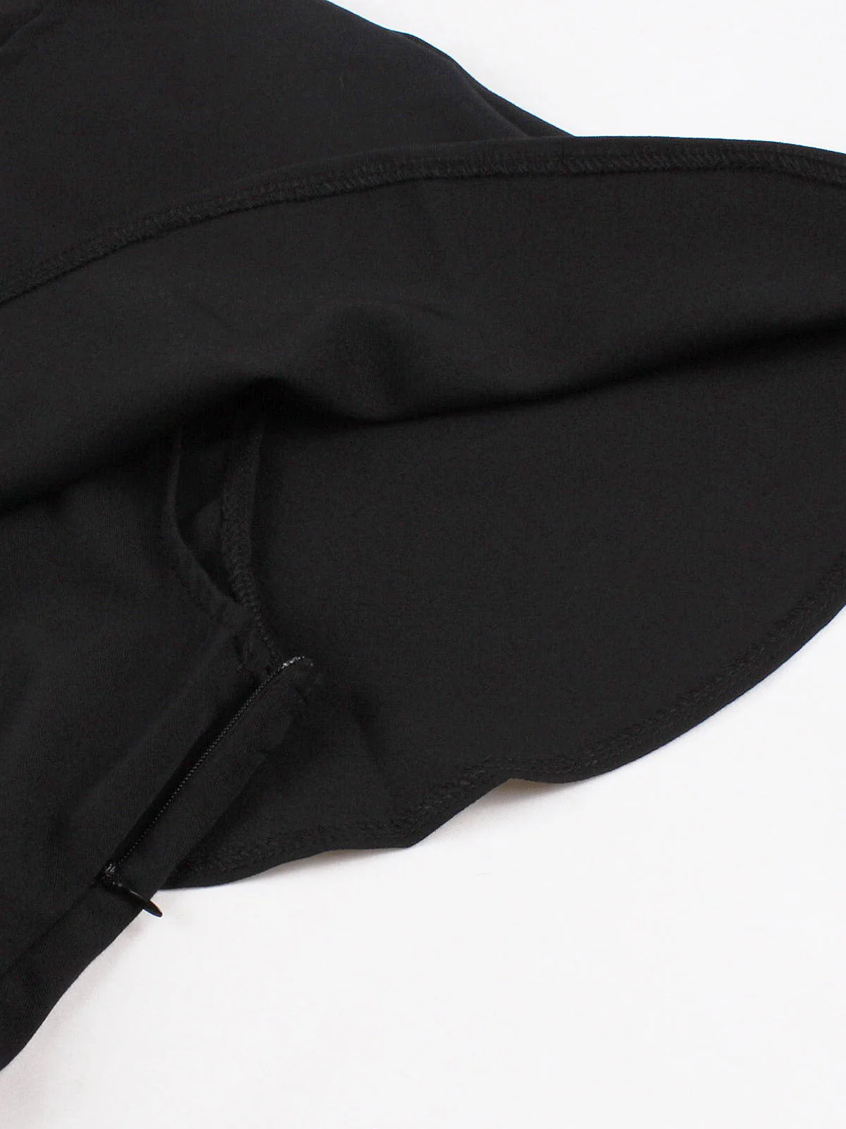 Robe cape noire à col en V et ceinture années 1950 - Image 5
