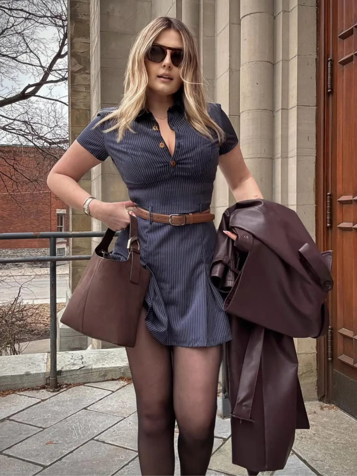 Robe chemise plissée à fines rayures bleues des années 70 - Image 2