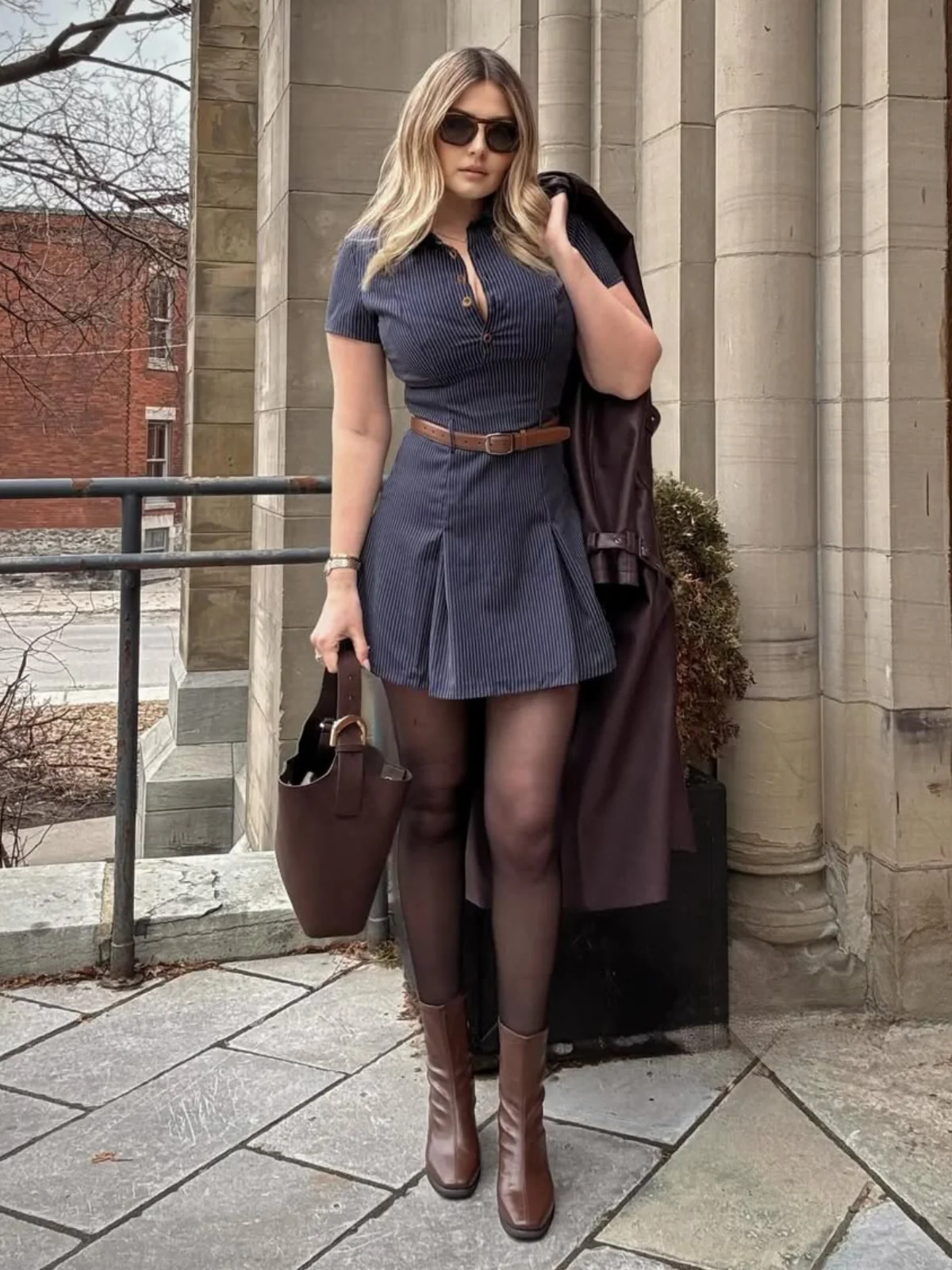 Robe chemise plissée à fines rayures bleues 1970s - Image 2