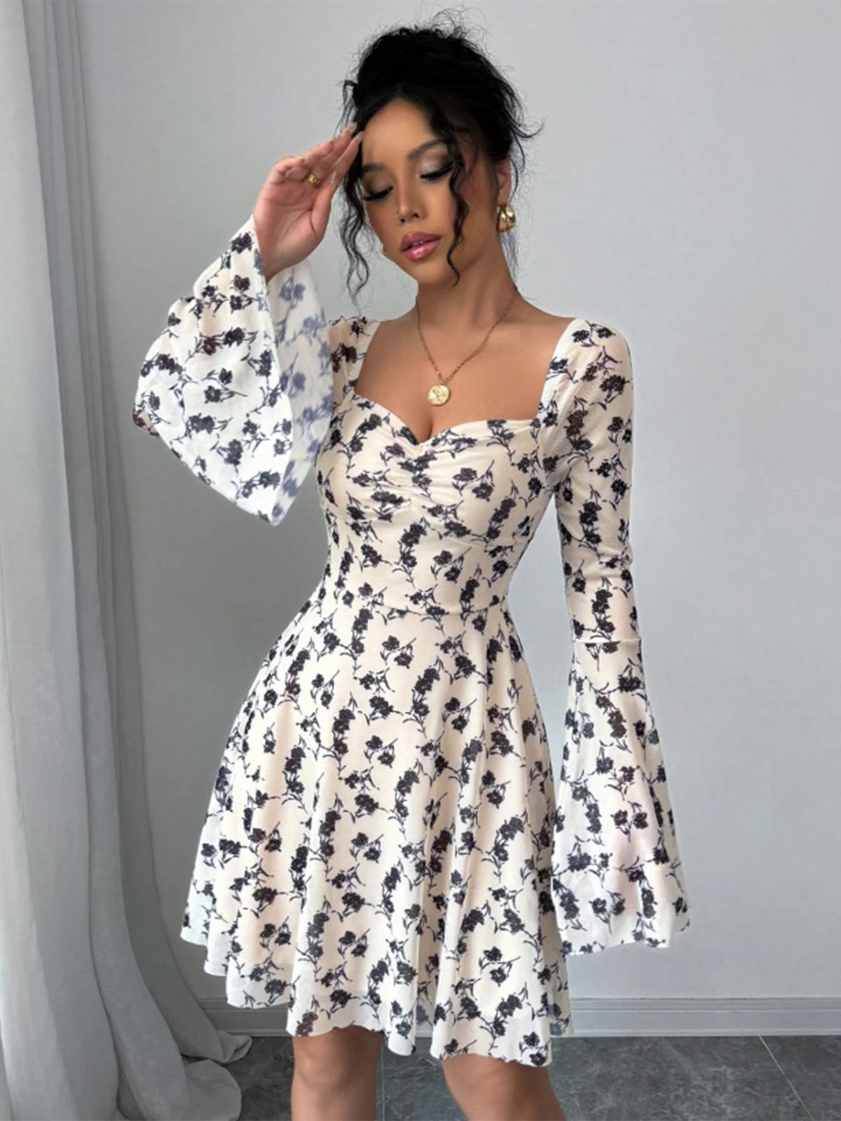 Robe courte beige fleurs décolleté cœur et manches cloche résille années 1950 - Image 2