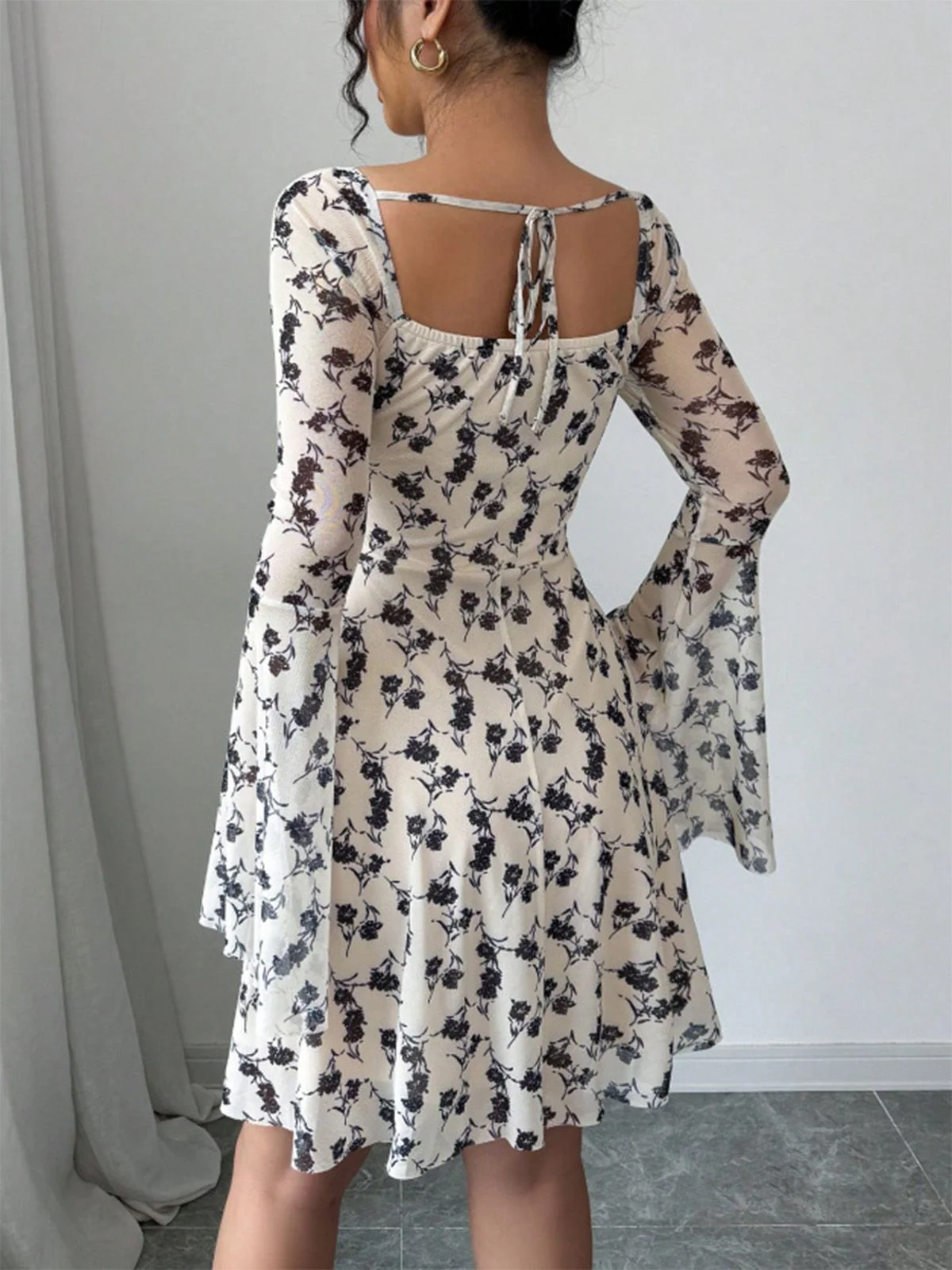 Robe courte beige fleurs décolleté cœur et manches cloche résille années 1950 - Image 6