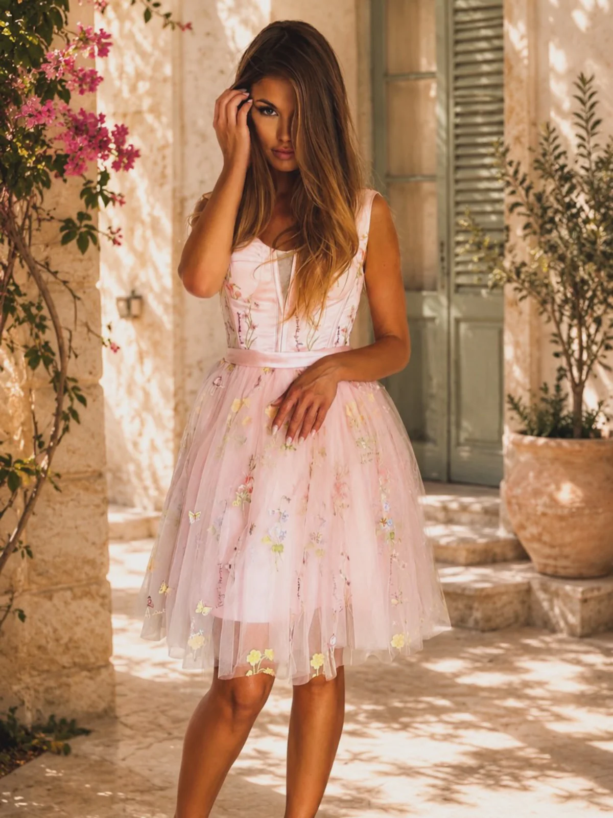 Robe courte rose en dentelle florale brodée années 1970 - Image 2