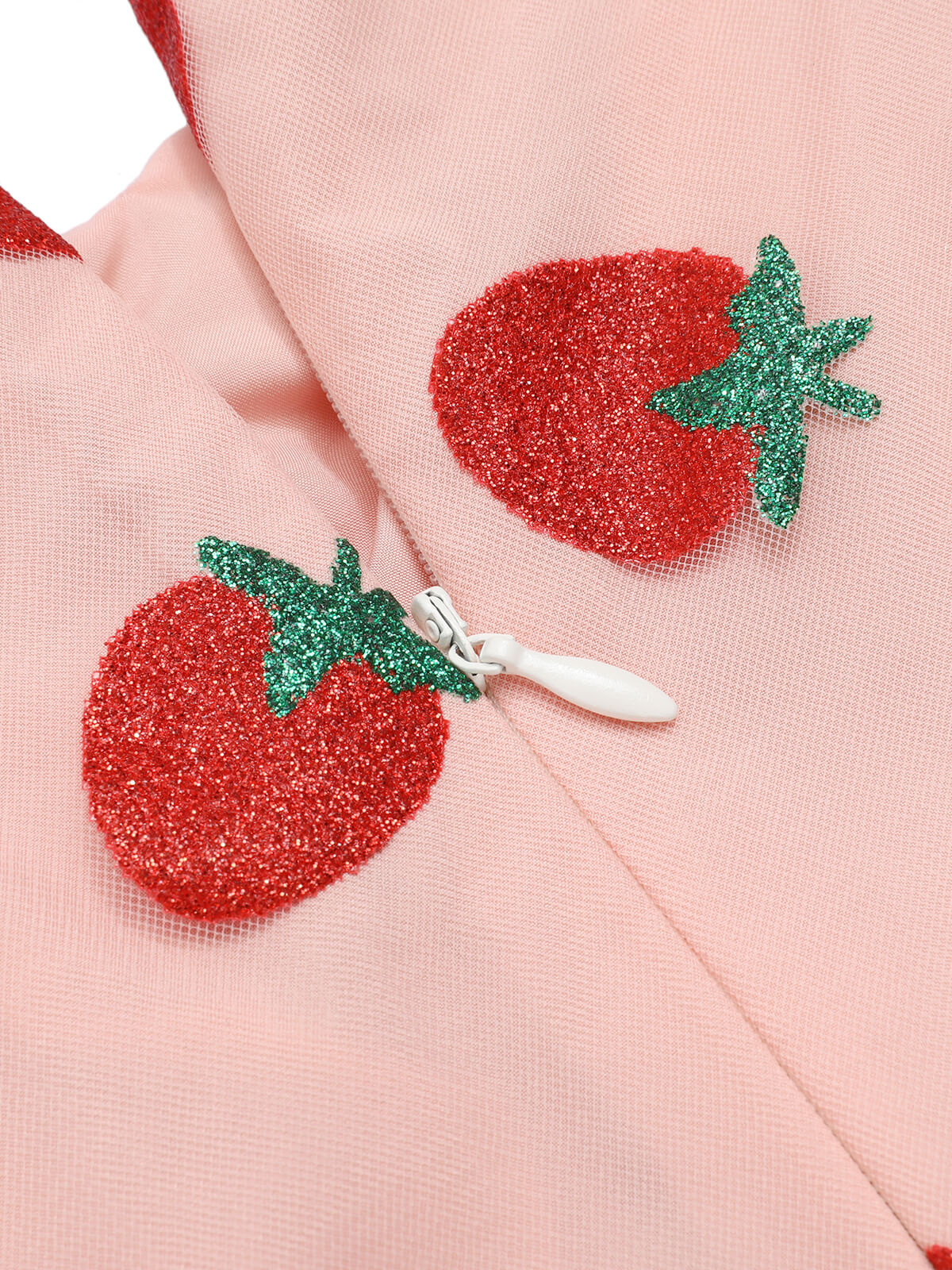 Robe crayon à bretelles aux fraises rose des années 1960 - Image 7
