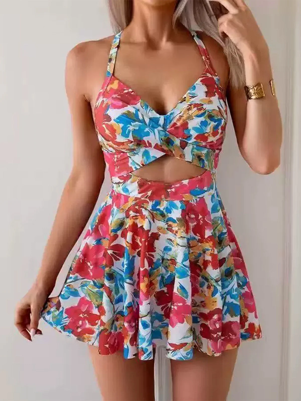 Robe de bain colorblock motif floral et découpes années 50 - Image 3
