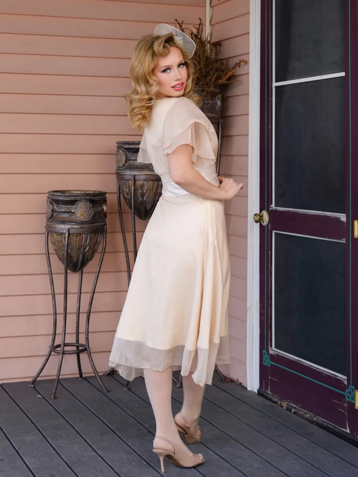 Robe de cocktail champagne en tulle satiné 1950s - Image 5