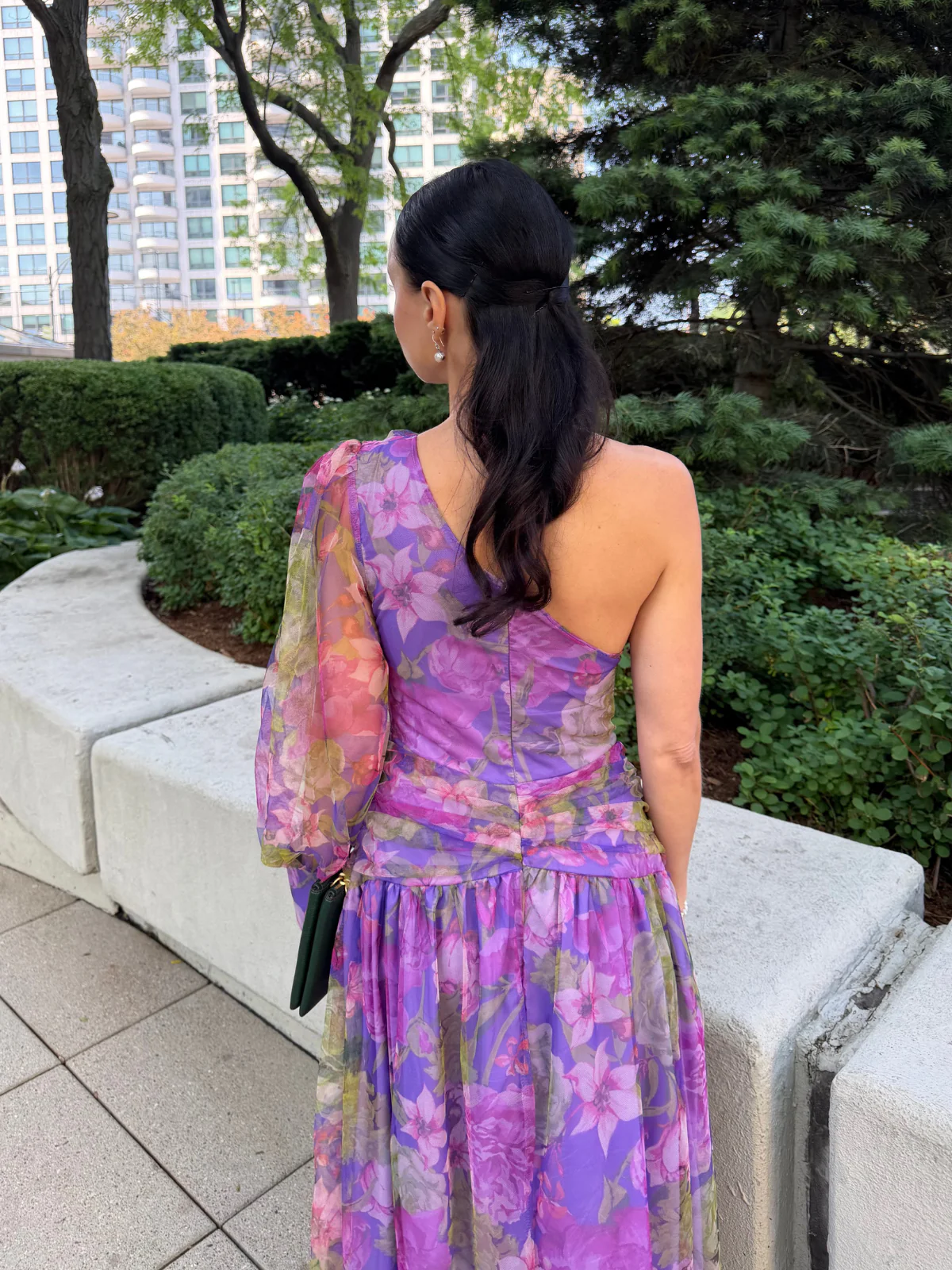 Robe de soirée violette une épaule en résille ornée de fleurs 3D années 1930 - Image 3