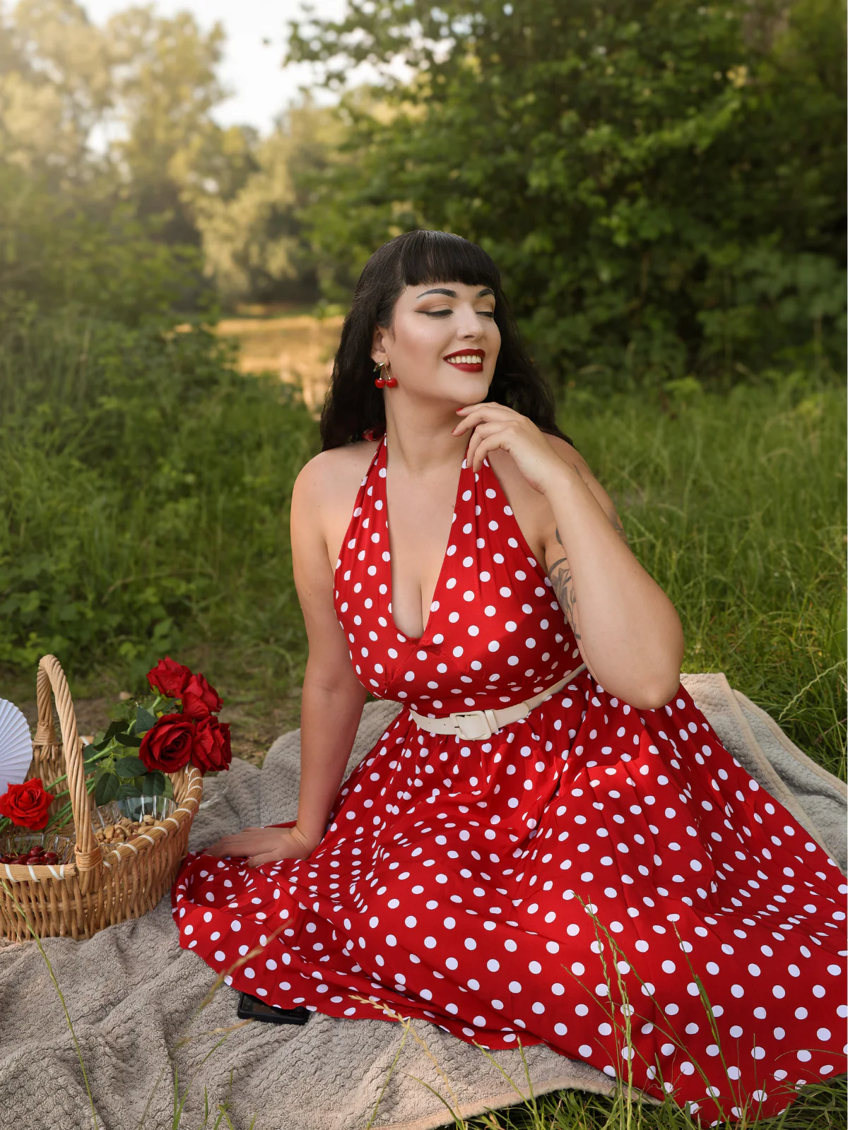 Robe dos nu rouge à pois des années 1950 - Image 2