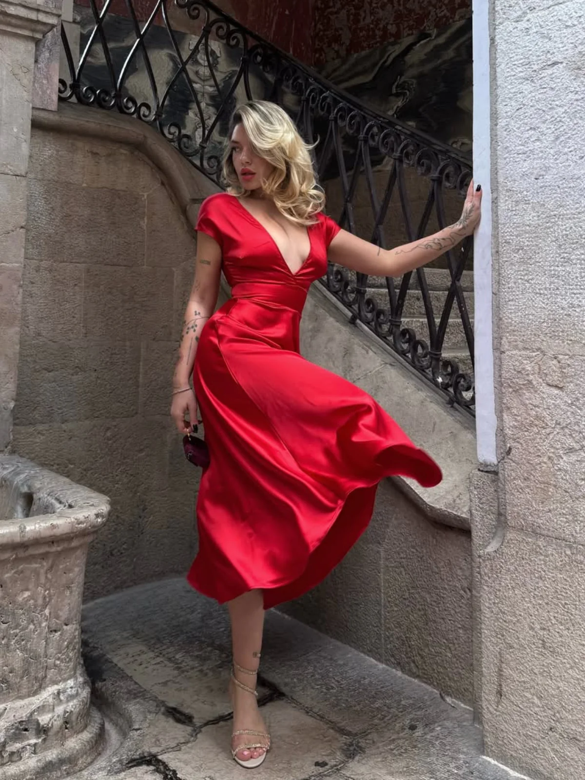 Robe en satin à col en V profond et couleur unie 1950s