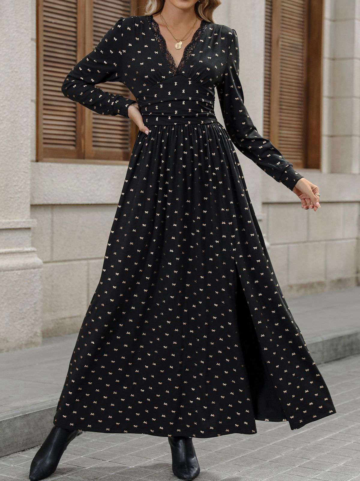 Robe fendue en dentelle noire col en V et nœud en feuille d'or des années 1930 - Image 3