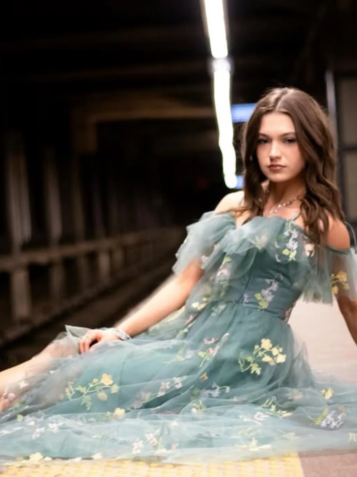 Robe fendue en tulle brodé de fleurs 1970s - Image 2