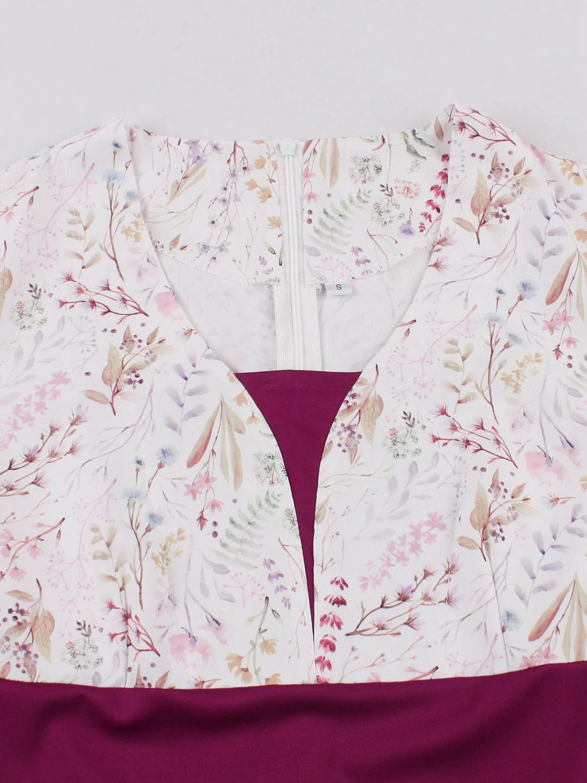 Robe fleurie manches cloche et décolleté en cœur Rose Viole des années 1950 - Image 3