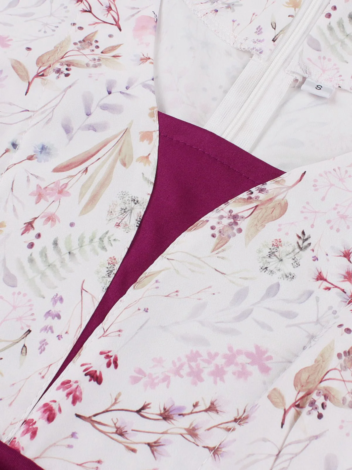 Robe fleurie manches cloche et décolleté en cœur Rose Viole des années 1950 - Image 5