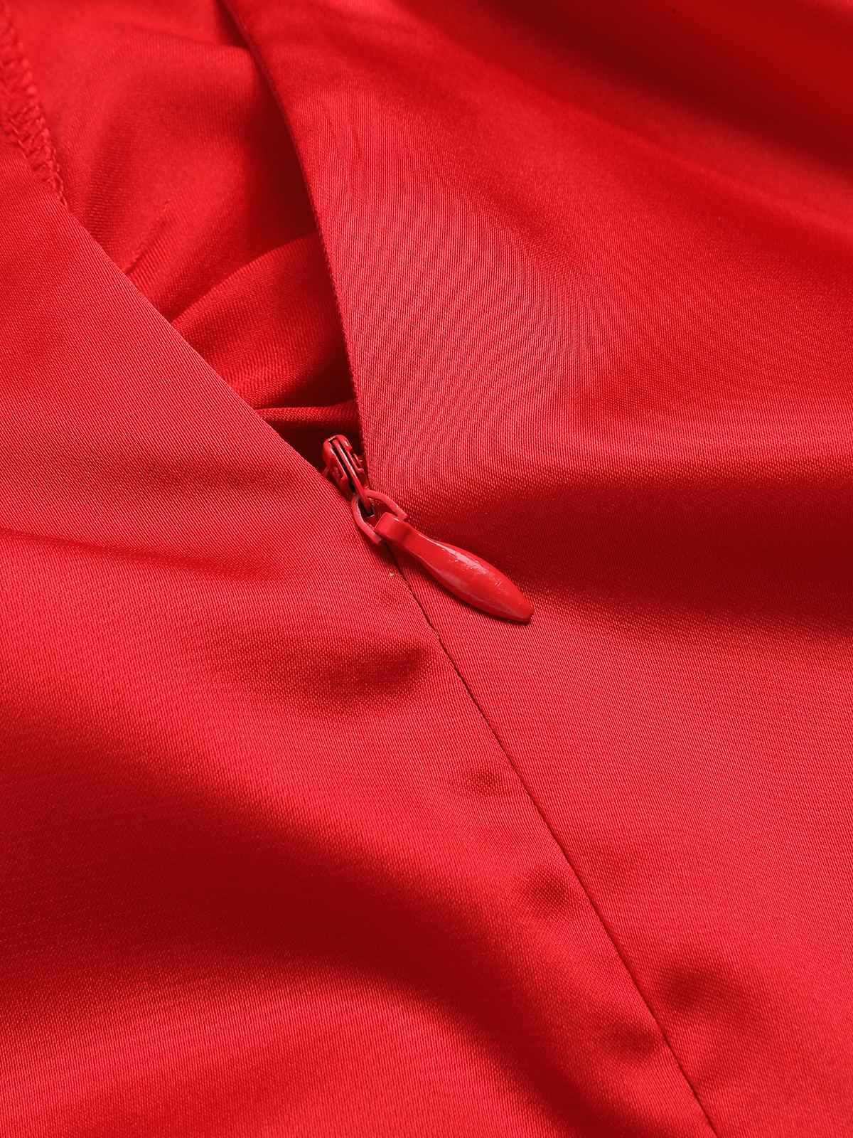 Robe formelle plissée rouge des années 1960 à col en V - Image 5