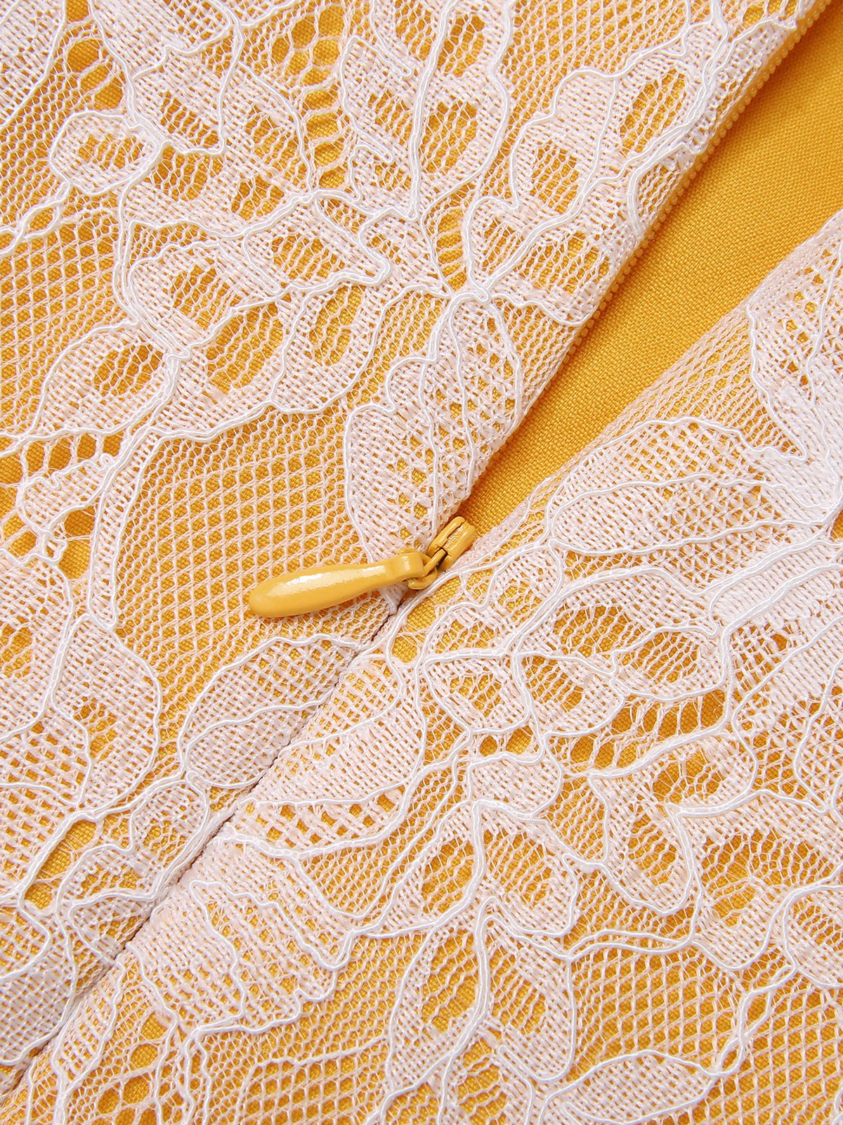 Robe jaune en dentelle unie avec ceinture et patchwork des années 1960 - Image 8