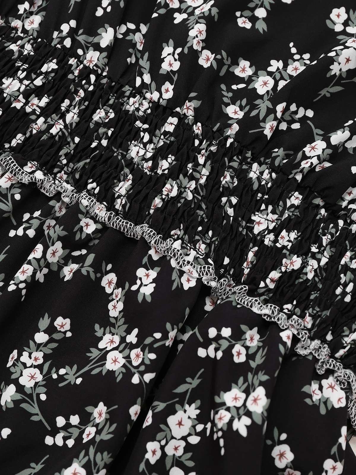 Robe noire à fleurs manches bouffantes à col en V années 1940 - Image 5
