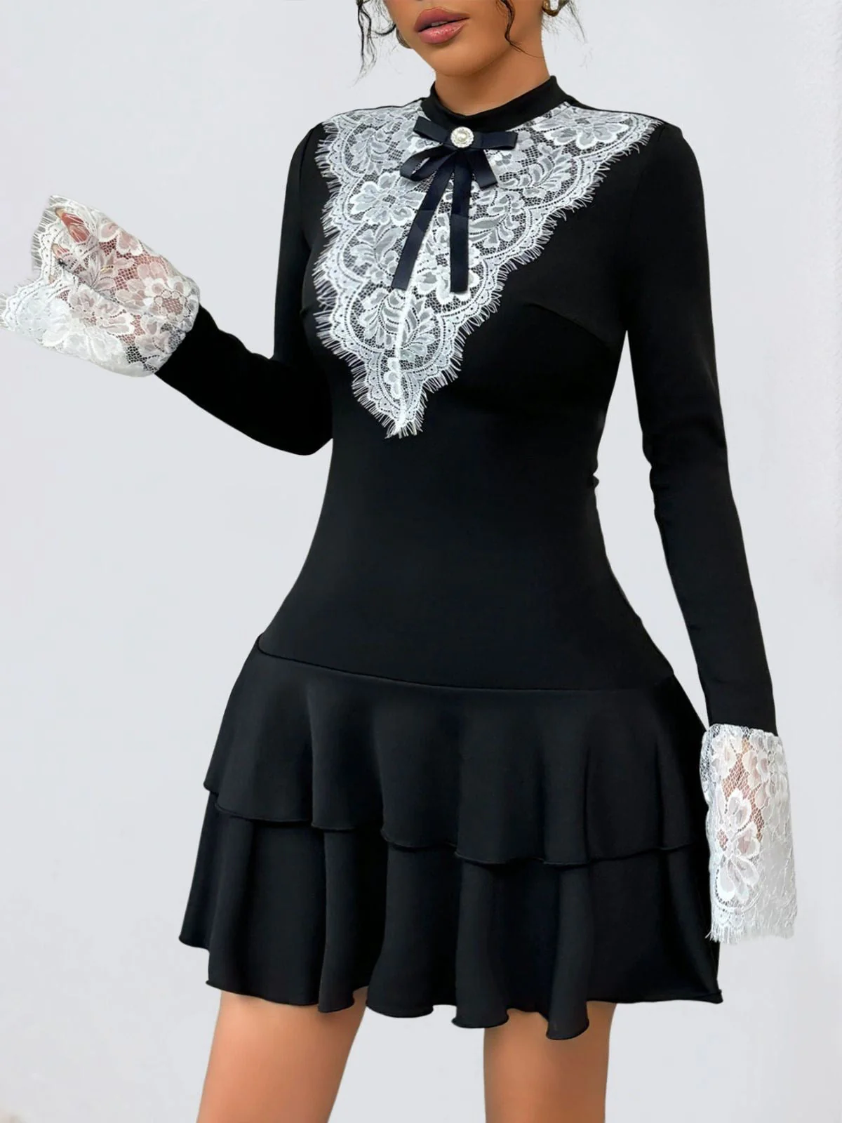 Robe noire et blanche en dentelle avec nœud années 1950