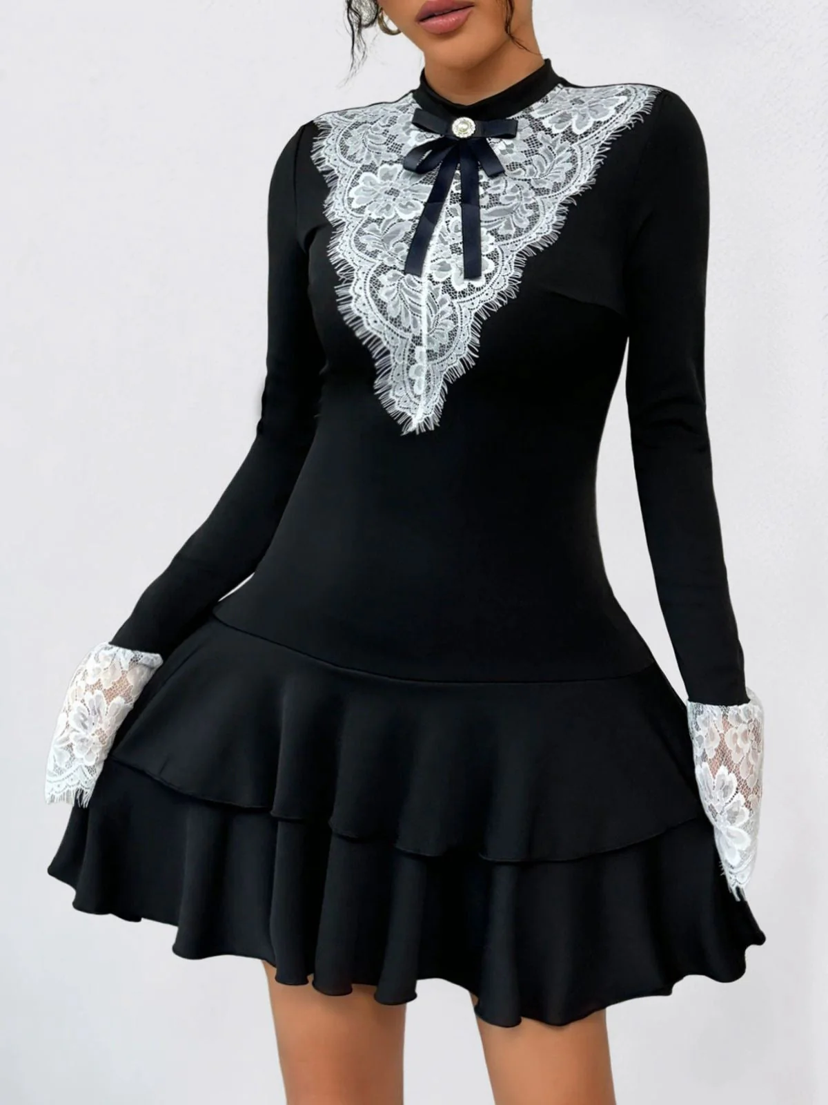 Robe noire et blanche en dentelle avec nœud années 1950 - Image 2