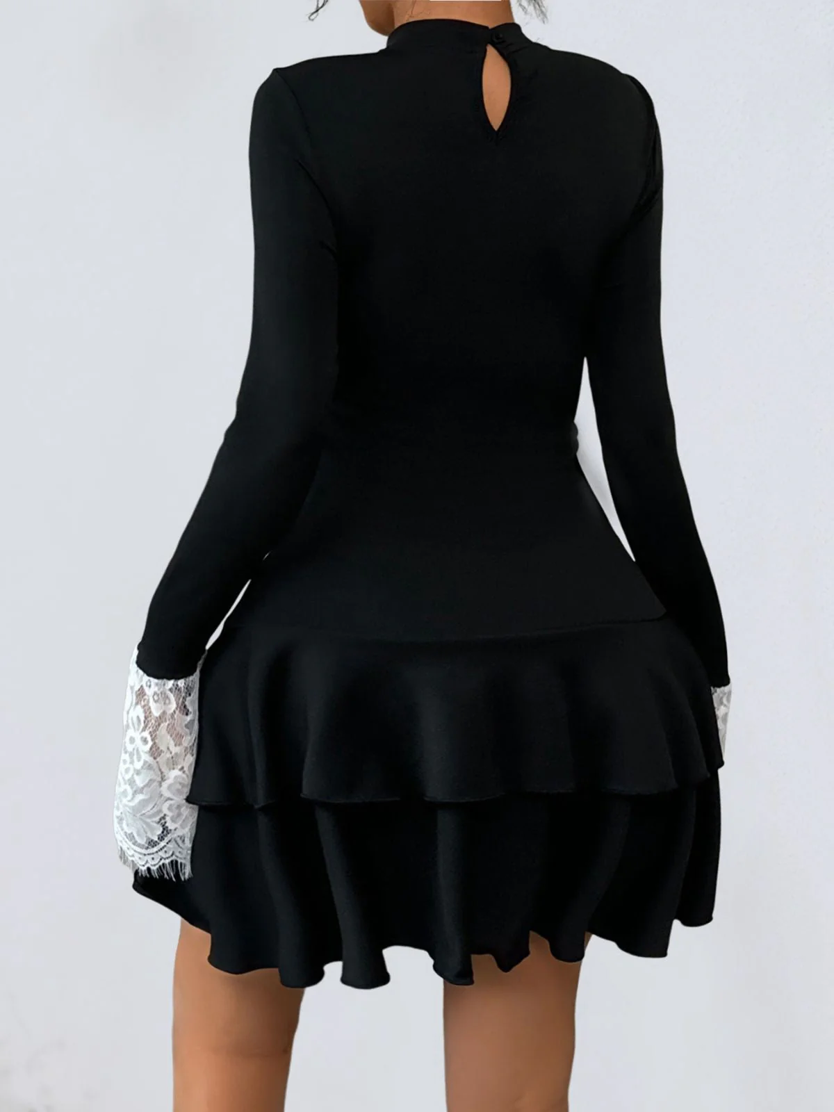 Robe noire et blanche en dentelle avec nœud années 1950 - Image 3