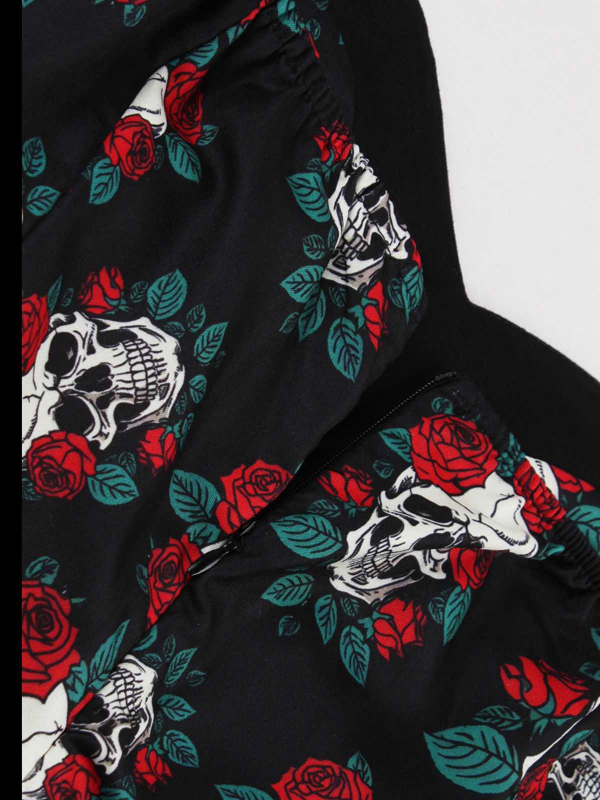 Robe noire licou à motif crânes et roses Halloween années 1950 - Image 3