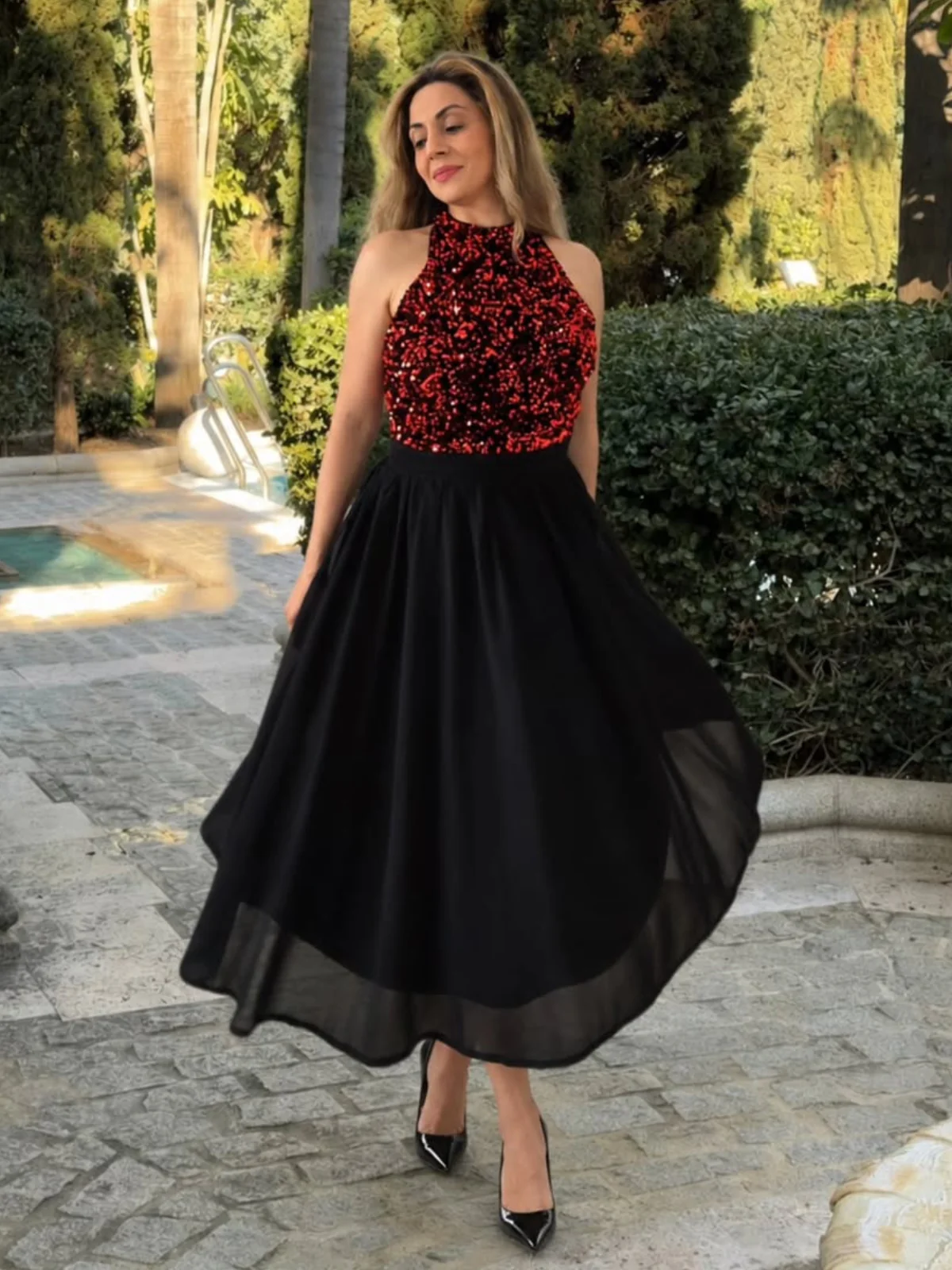 Robe patchwork rouge à paillettes dorées des années 1950 - Image 2