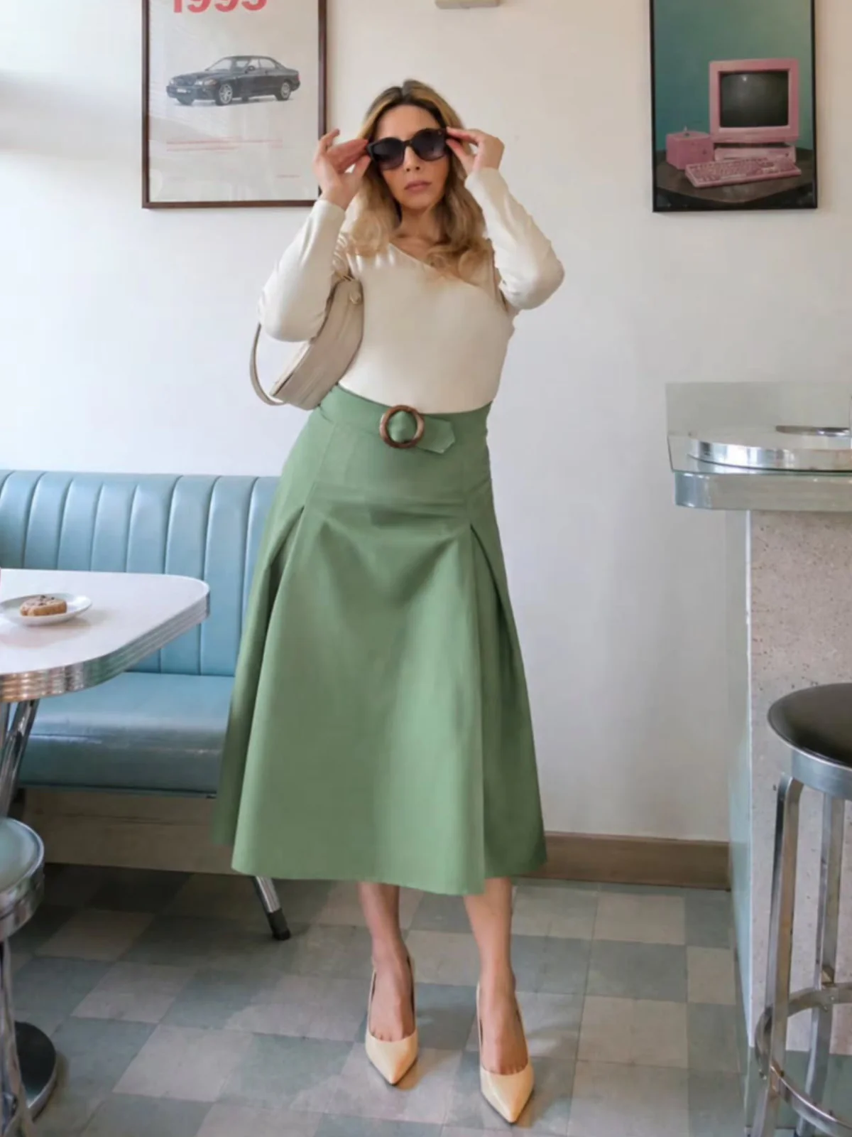 Robe plissée beige et verte en maille épaules dénudées années 50 - Image 3
