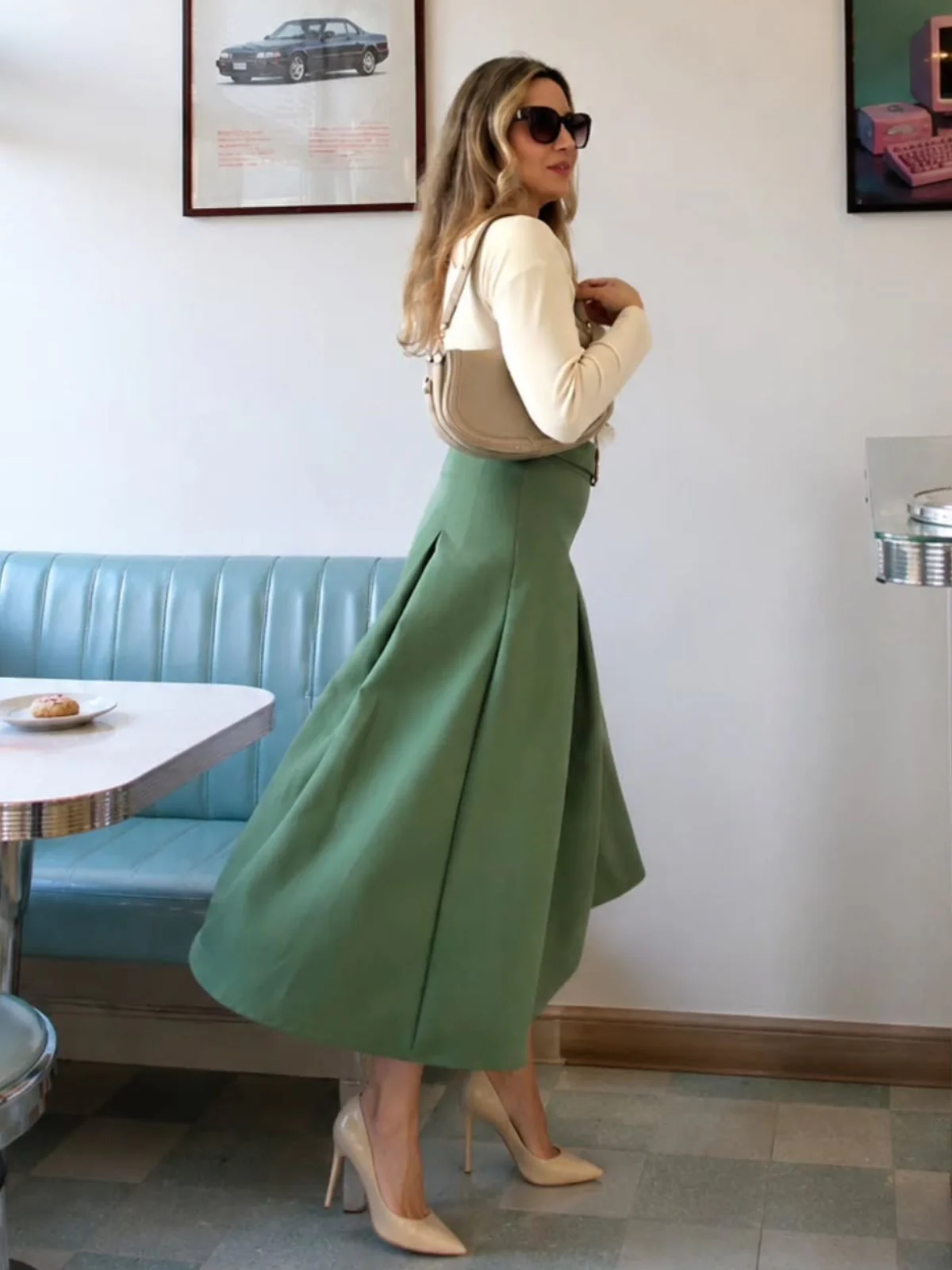 Robe plissée beige et verte en maille épaules dénudées années 50 - Image 4
