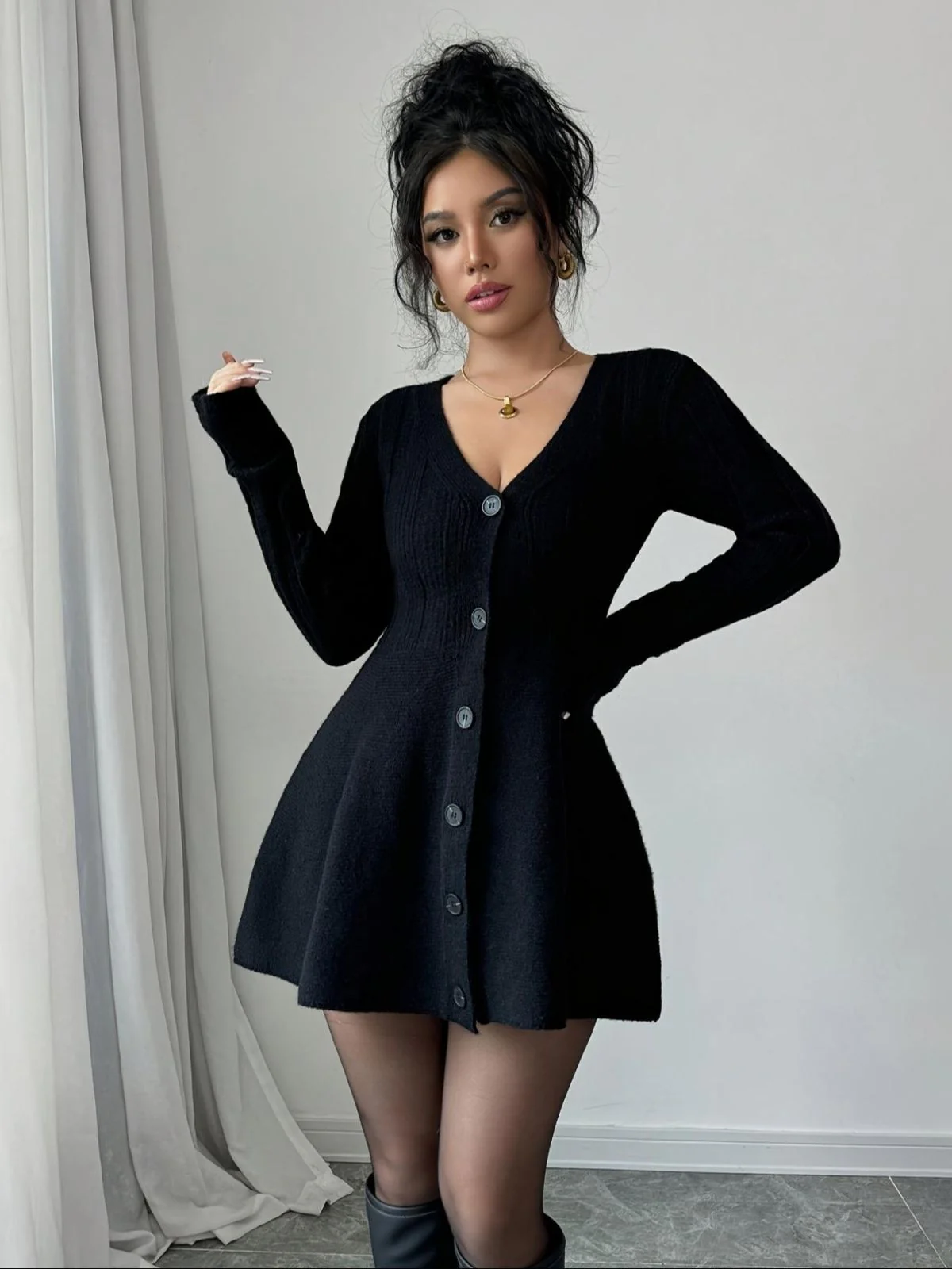 Robe pull boutonnée col en V noire des années 1980