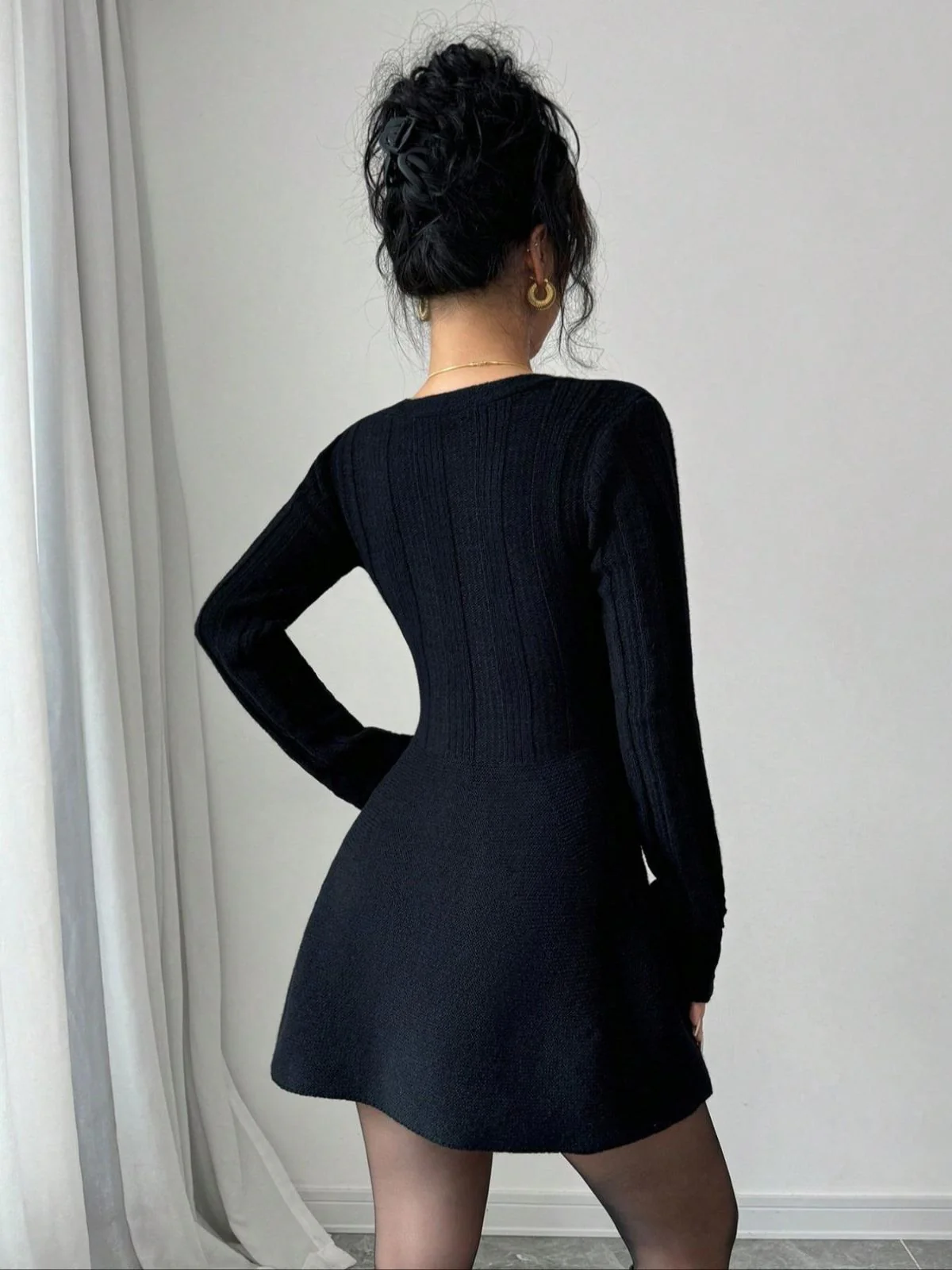 Robe pull boutonnée col en V noire des années 1980 - Image 2