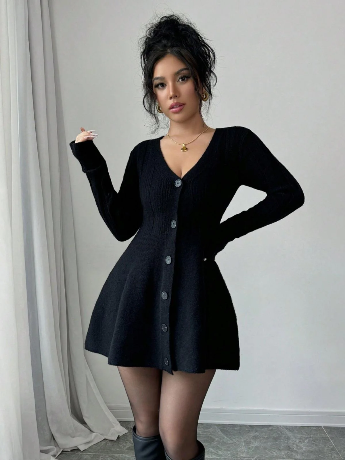 Robe pull boutonnée col en V noire des années 1980 - Image 4