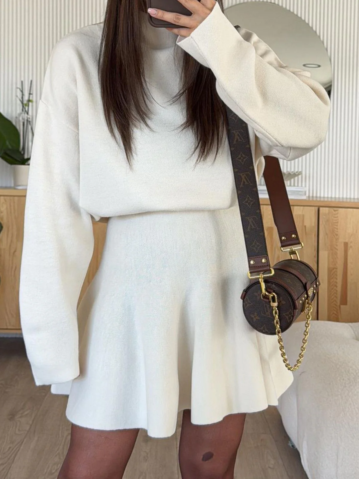 Robe pull col roulé et manches longues unie des années 1980