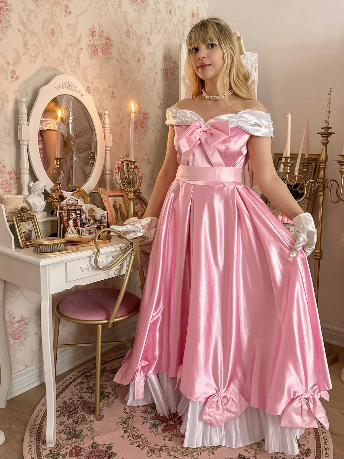 Robe rose à épaules dénudées plissée et ornée d'un nœud en satin années 50
