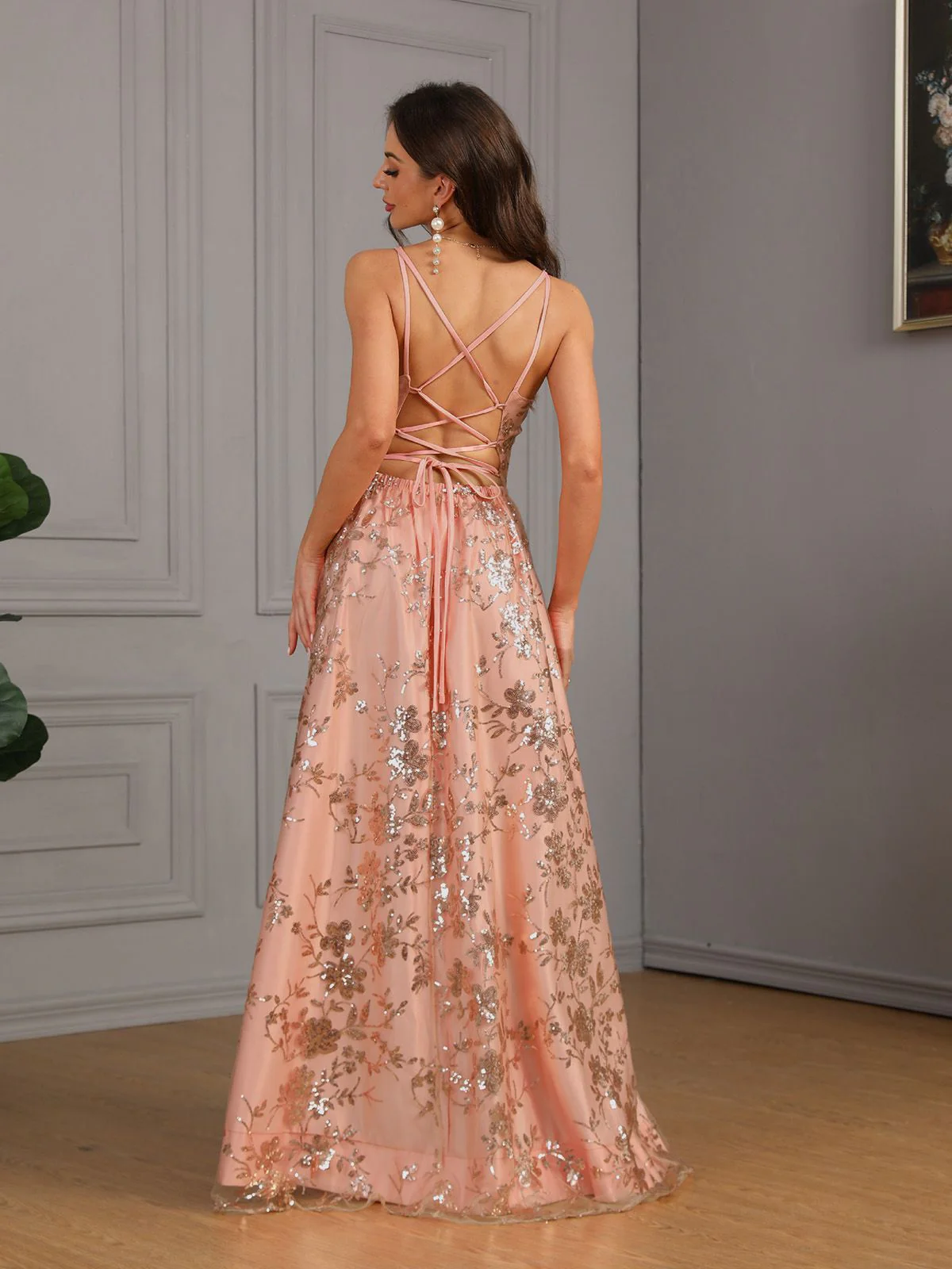 Robe rose fendue en maille fleurie à paillettes des années 1930 - Image 2