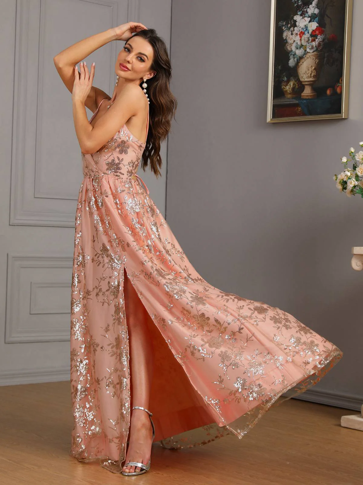 Robe rose fendue en maille fleurie à paillettes des années 1930 - Image 3