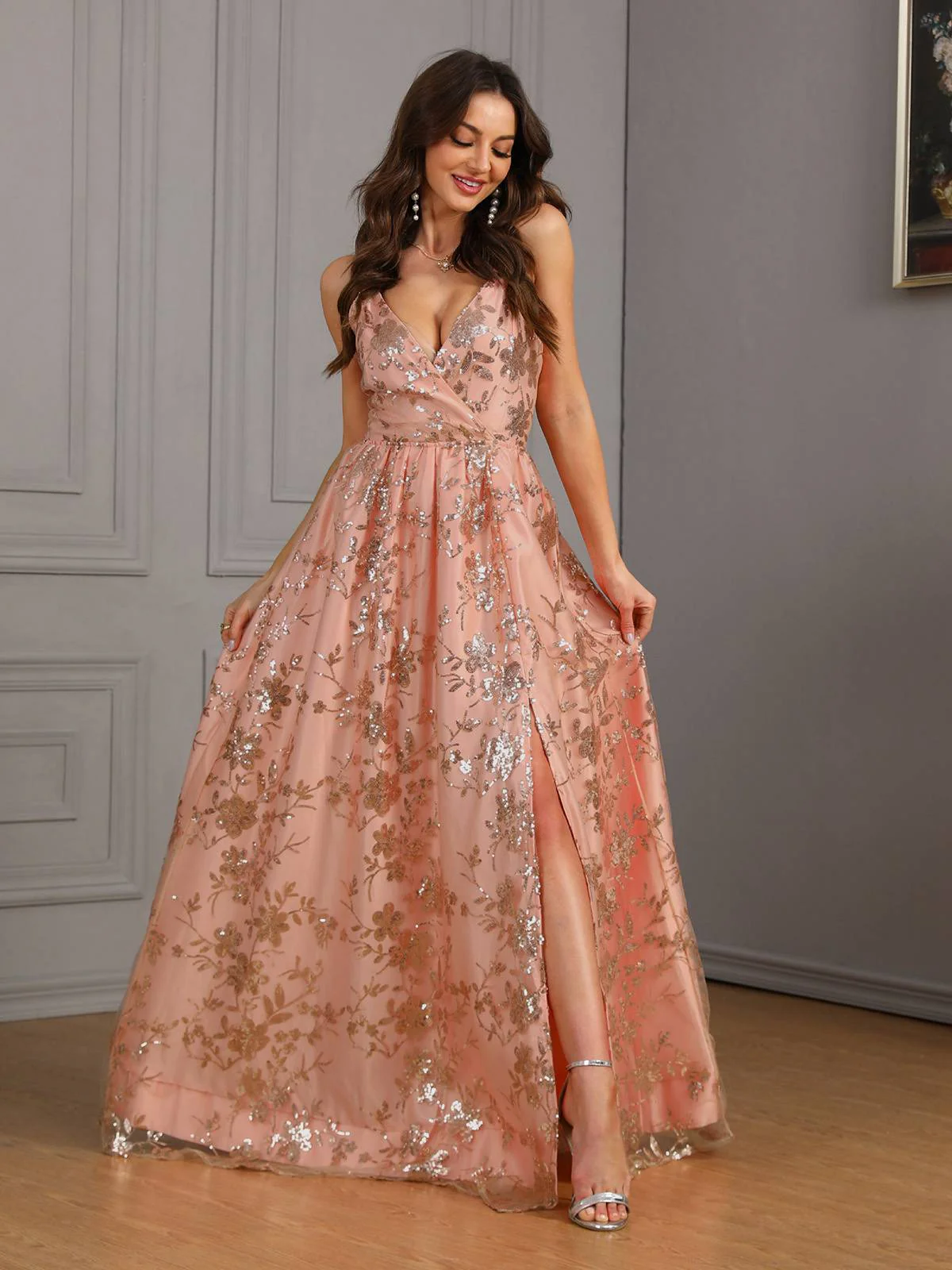 Robe rose fendue en maille fleurie à paillettes des années 1930 - Image 4