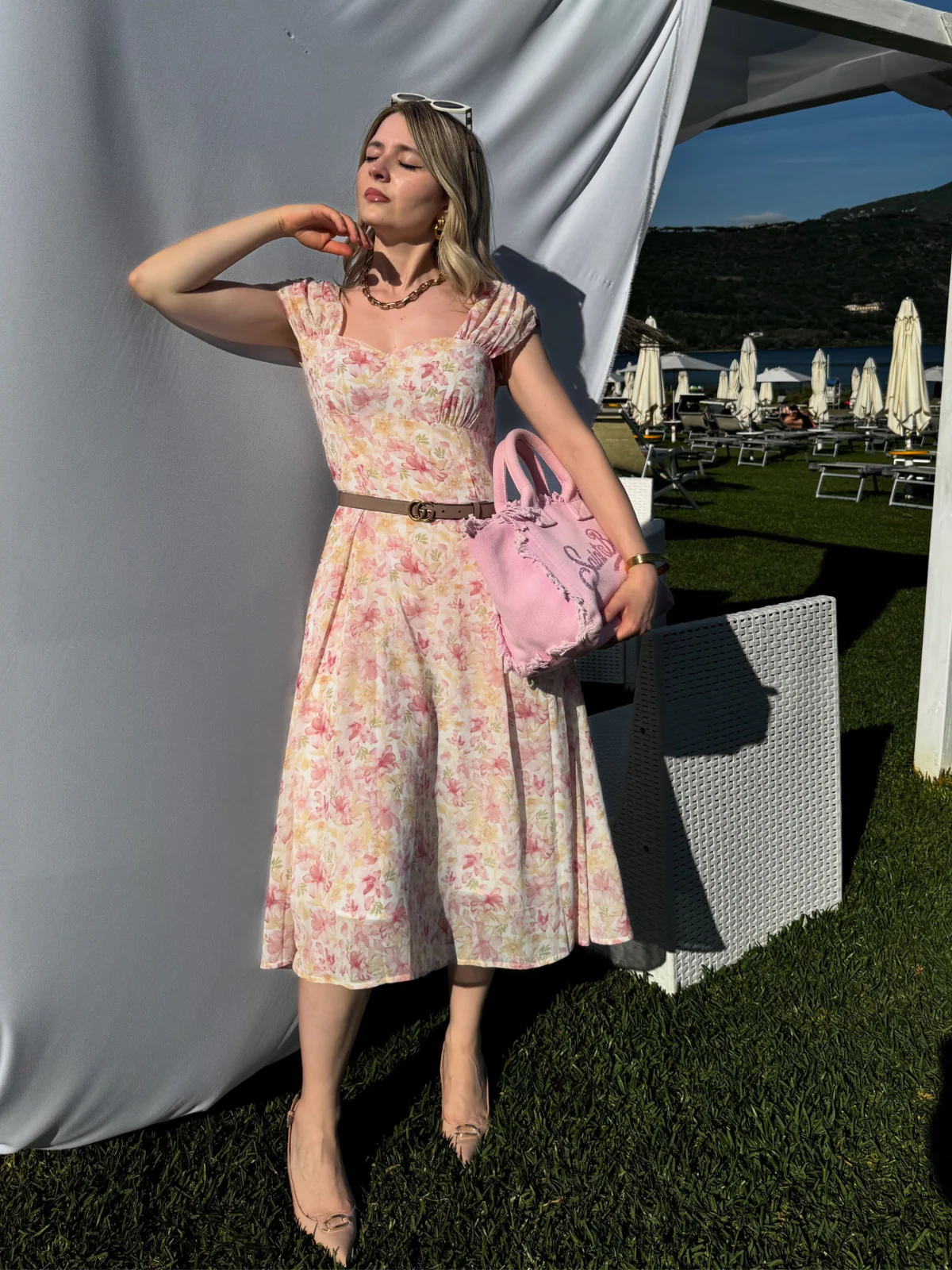 Robe rose floral décolleté cœur avec nœud années 50 - Image 6