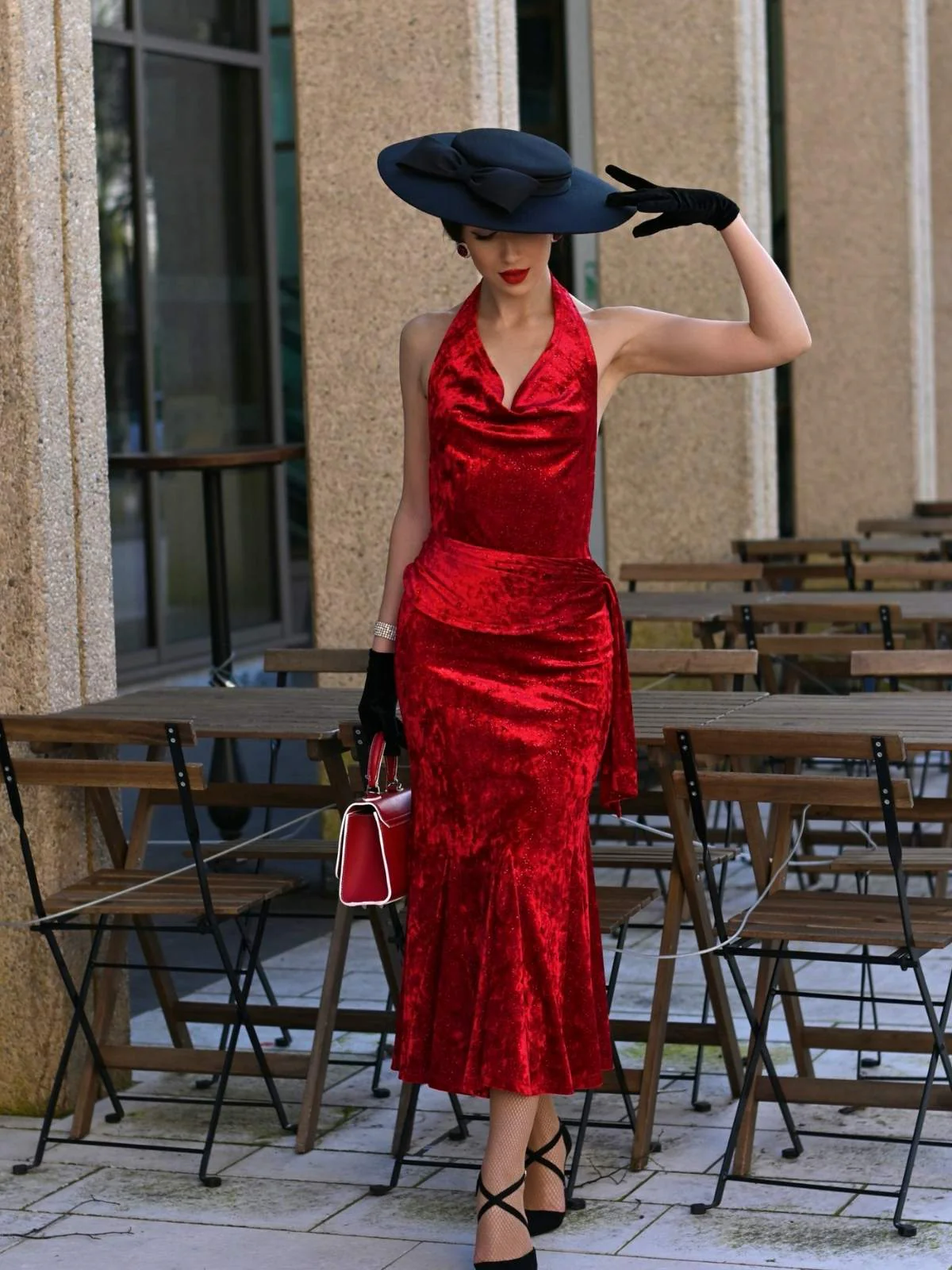 Robe sirène rouge foncé à col bénitier pailleté des années 1930 - Image 2