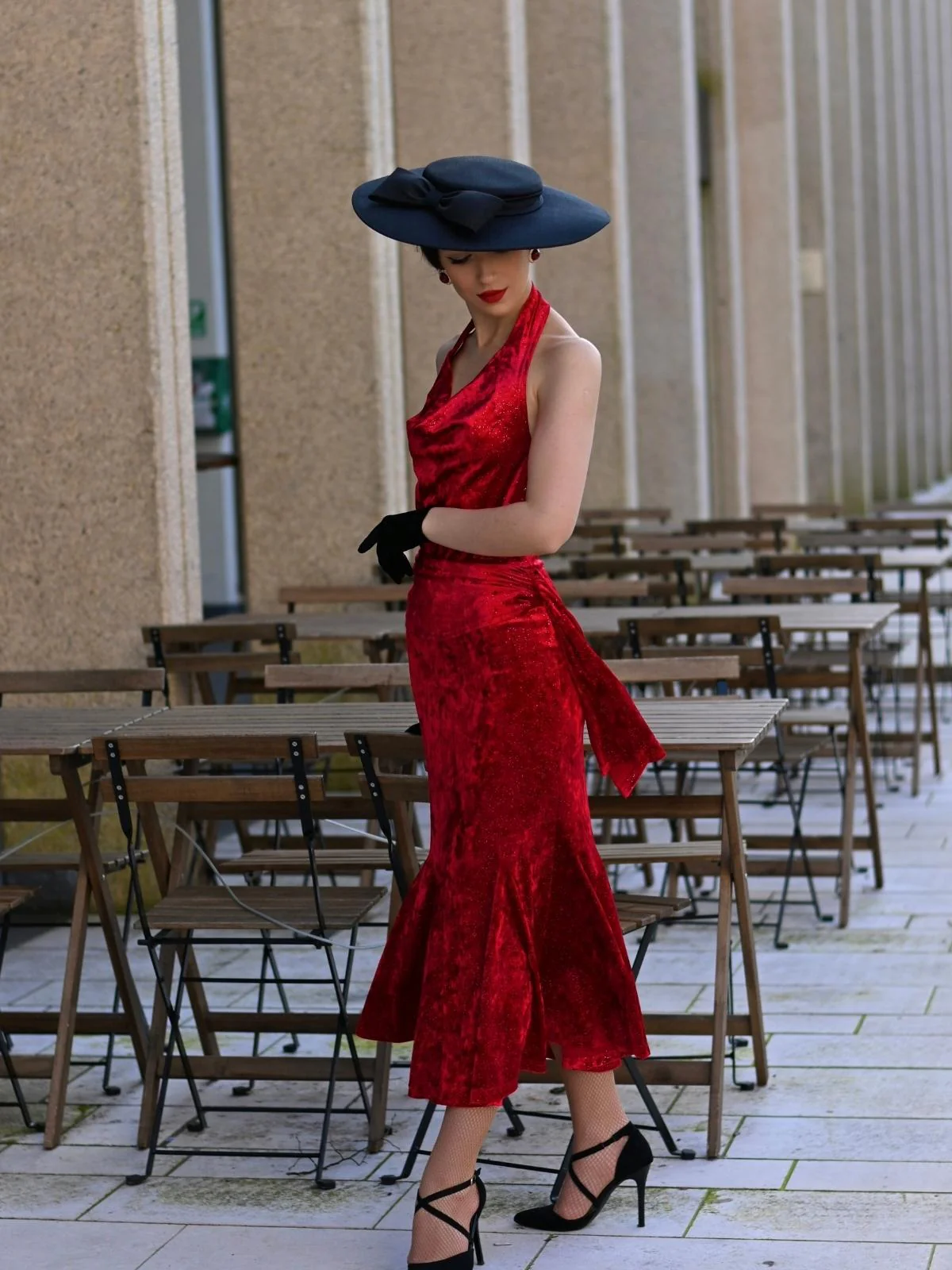 Robe sirène rouge foncé à col bénitier pailleté des années 1930 - Image 4
