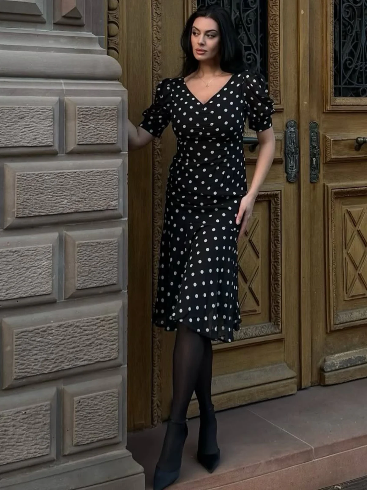 Robe sirène noire en mousseline à pois des années 1930 - Image 3
