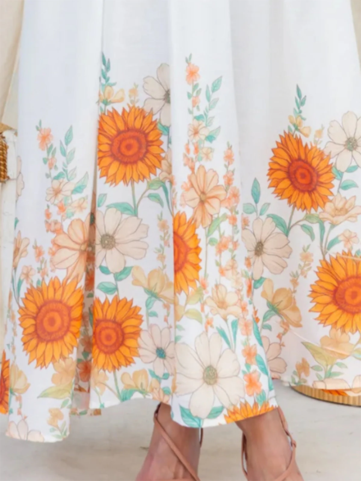 Robe Swing col V et dos nu motif tournesols et taille cintrée années 1950 - Image 10