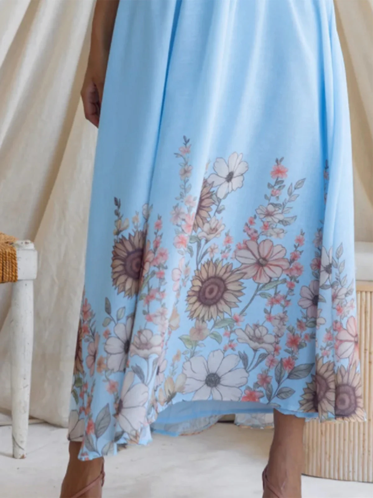 Robe Swing col V et dos nu motif tournesols et taille cintrée années 1950 - Image 4