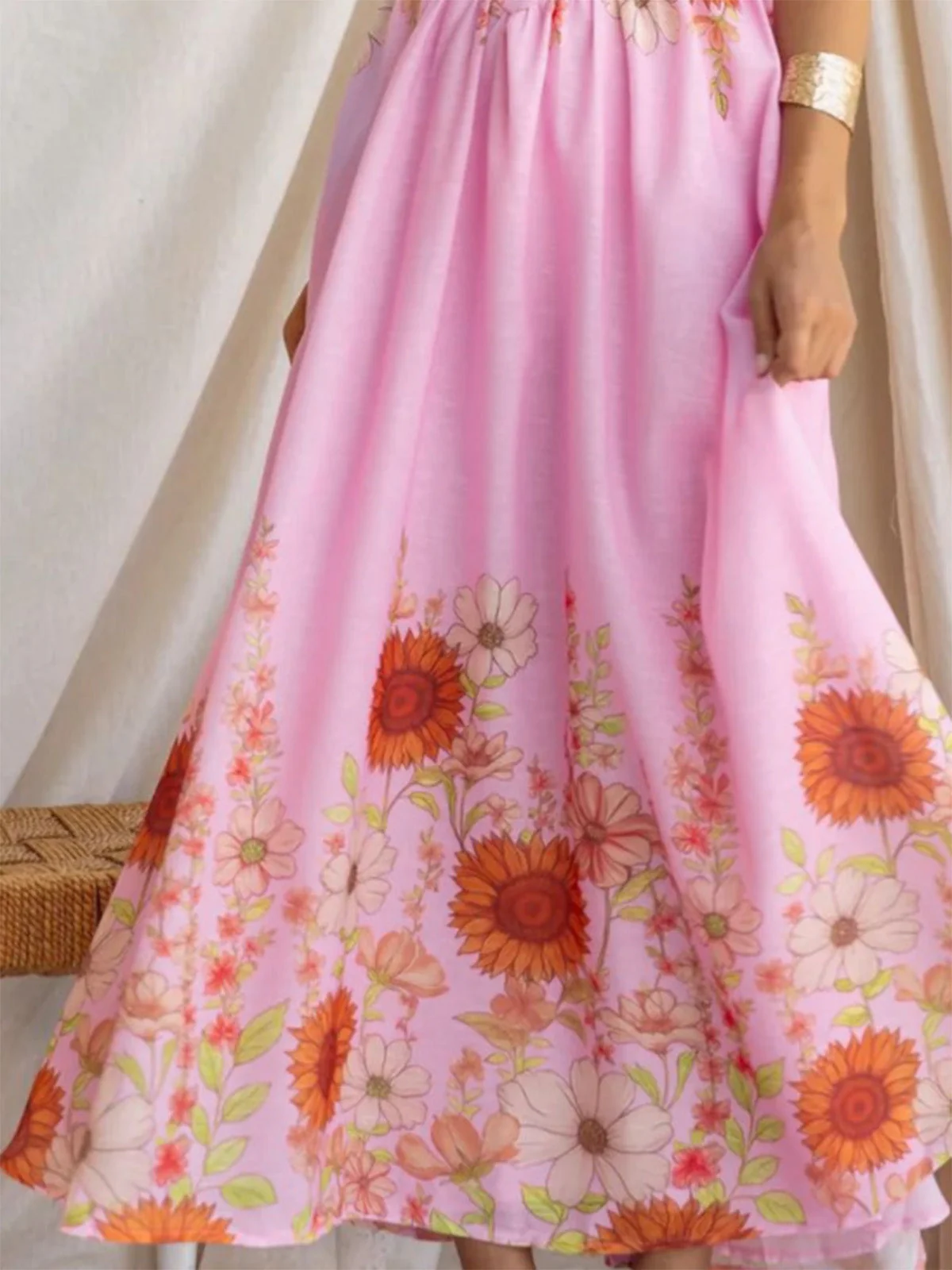 Robe Swing col V et dos nu motif tournesols et taille cintrée années 1950 - Image 7