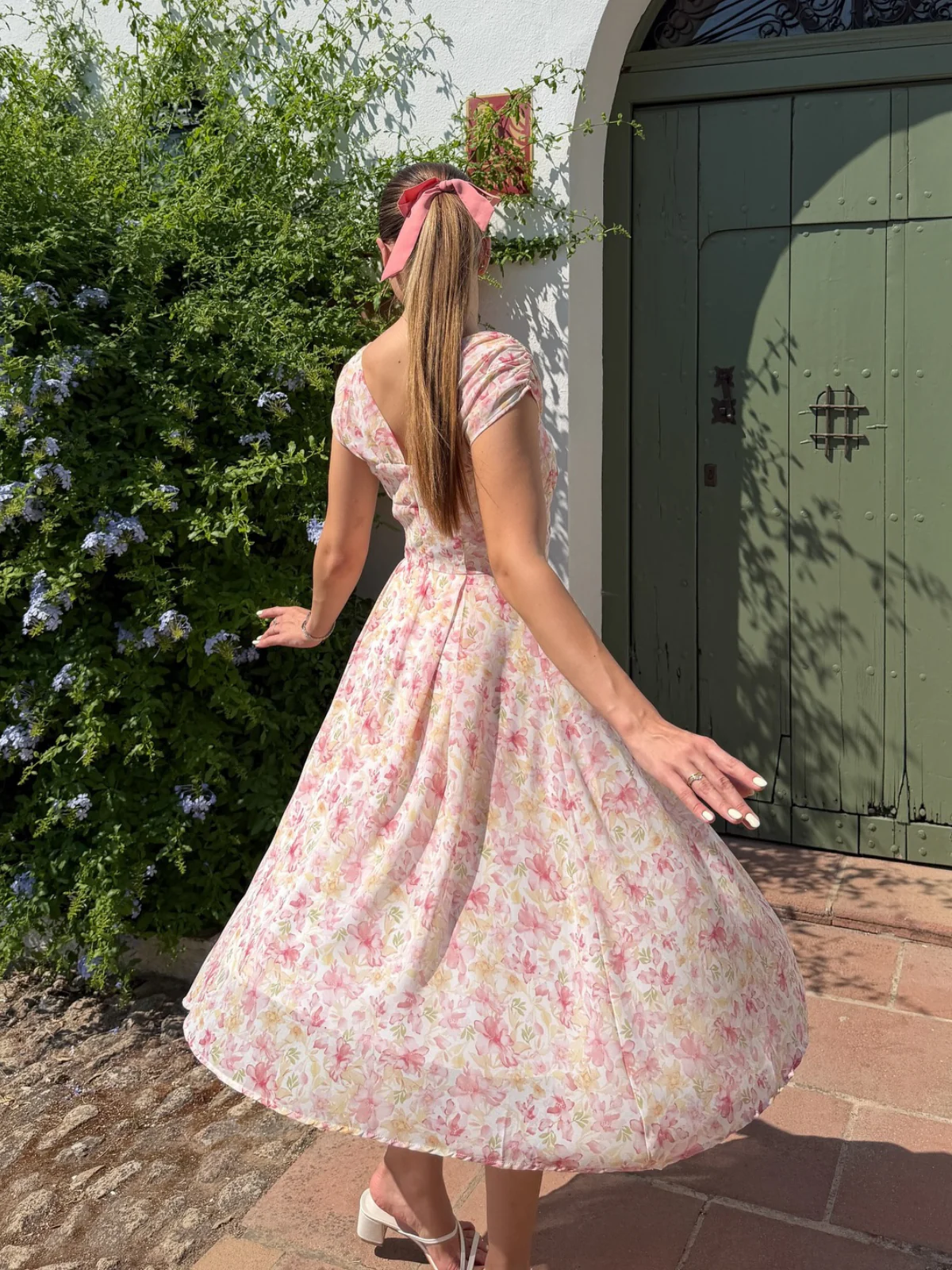 Robe rose floral décolleté cœur avec nœud années 50 - Image 3