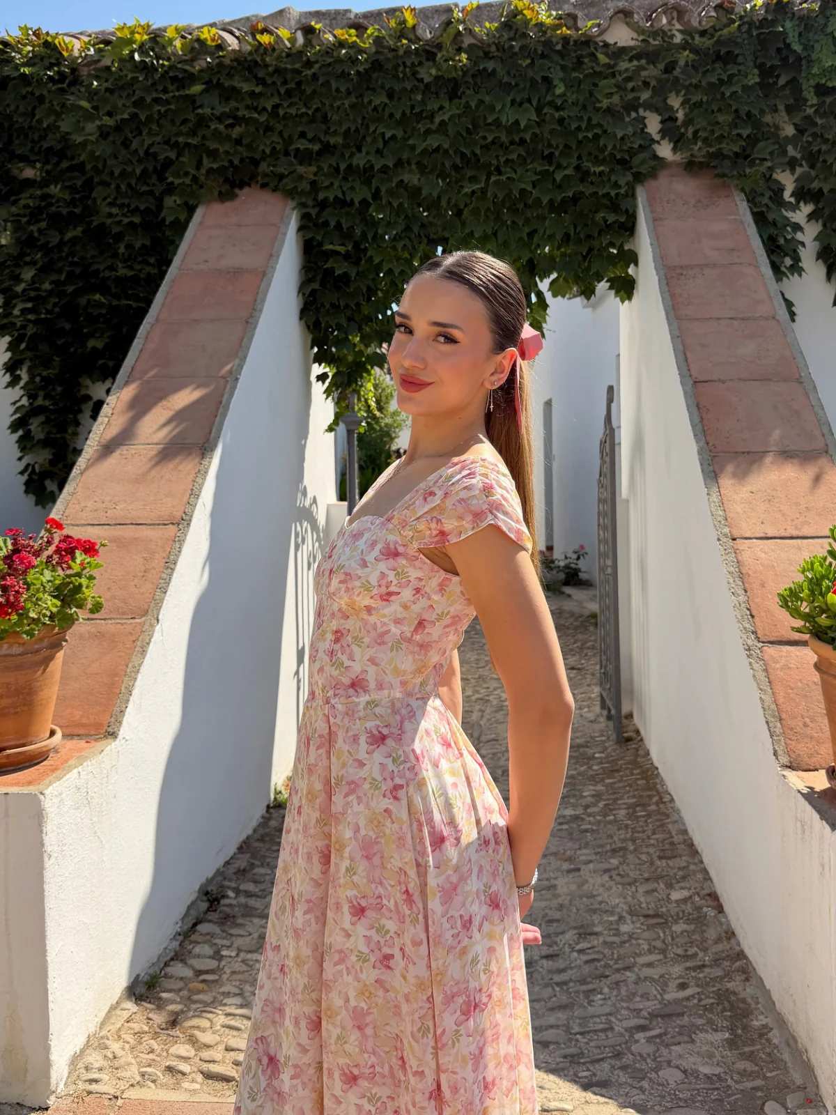 Robe rose floral décolleté cœur avec nœud années 50 - Image 4